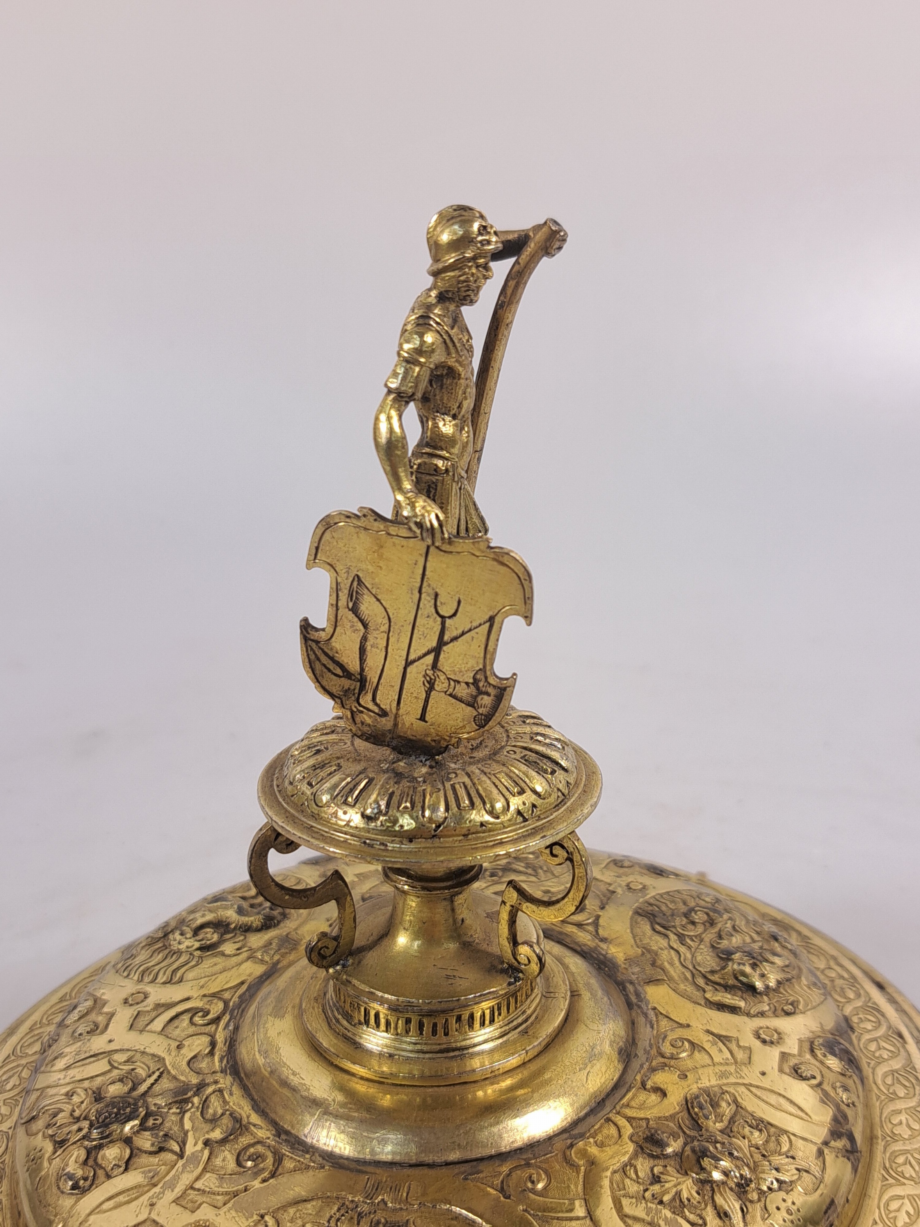 Detail p: Rheinischer Becherpokal nach Kölner Vorbild des frühen 17.Jh., wohl Hanau, ausgehendes 19.Jh., Silber vergoldet, Wulst über rundem Stand mit ...