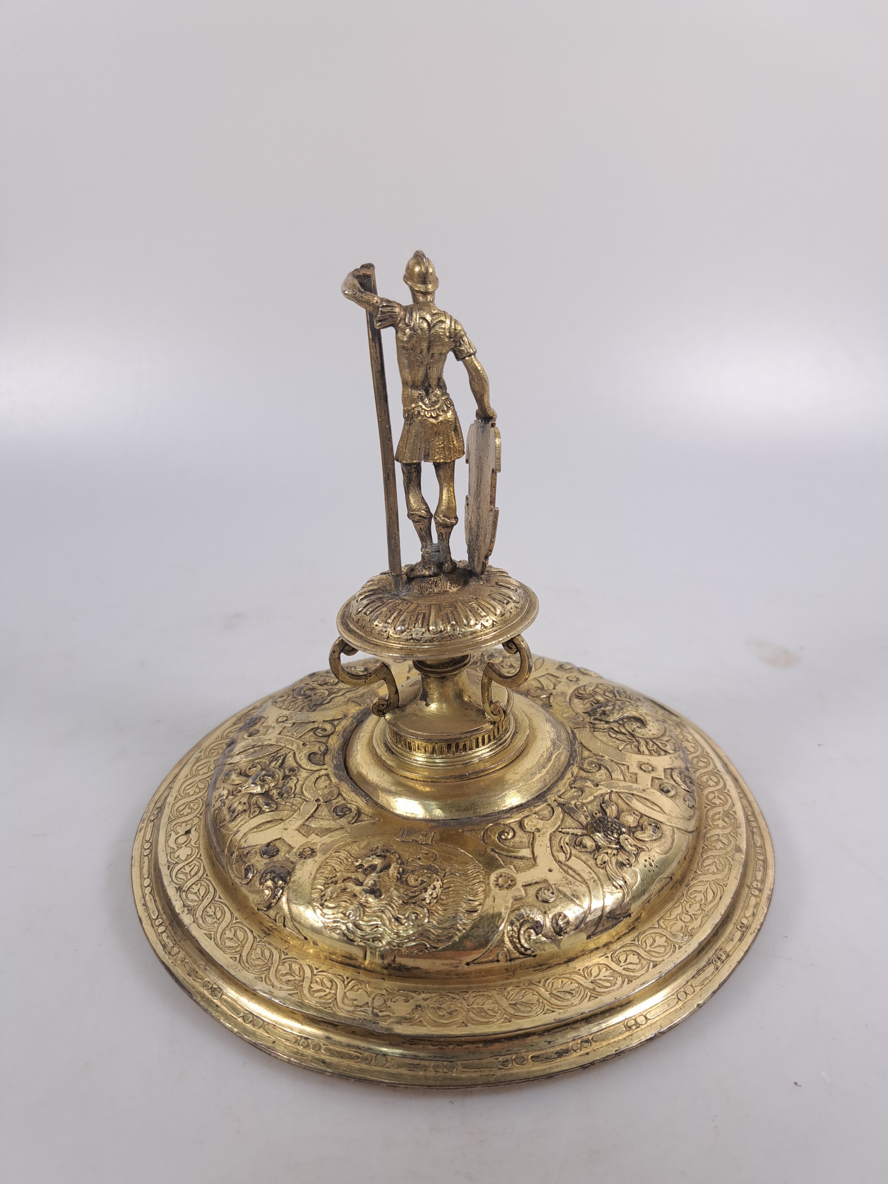 Detail r: Rheinischer Becherpokal nach Kölner Vorbild des frühen 17.Jh., wohl Hanau, ausgehendes 19.Jh., Silber vergoldet, Wulst über rundem Stand mit ...