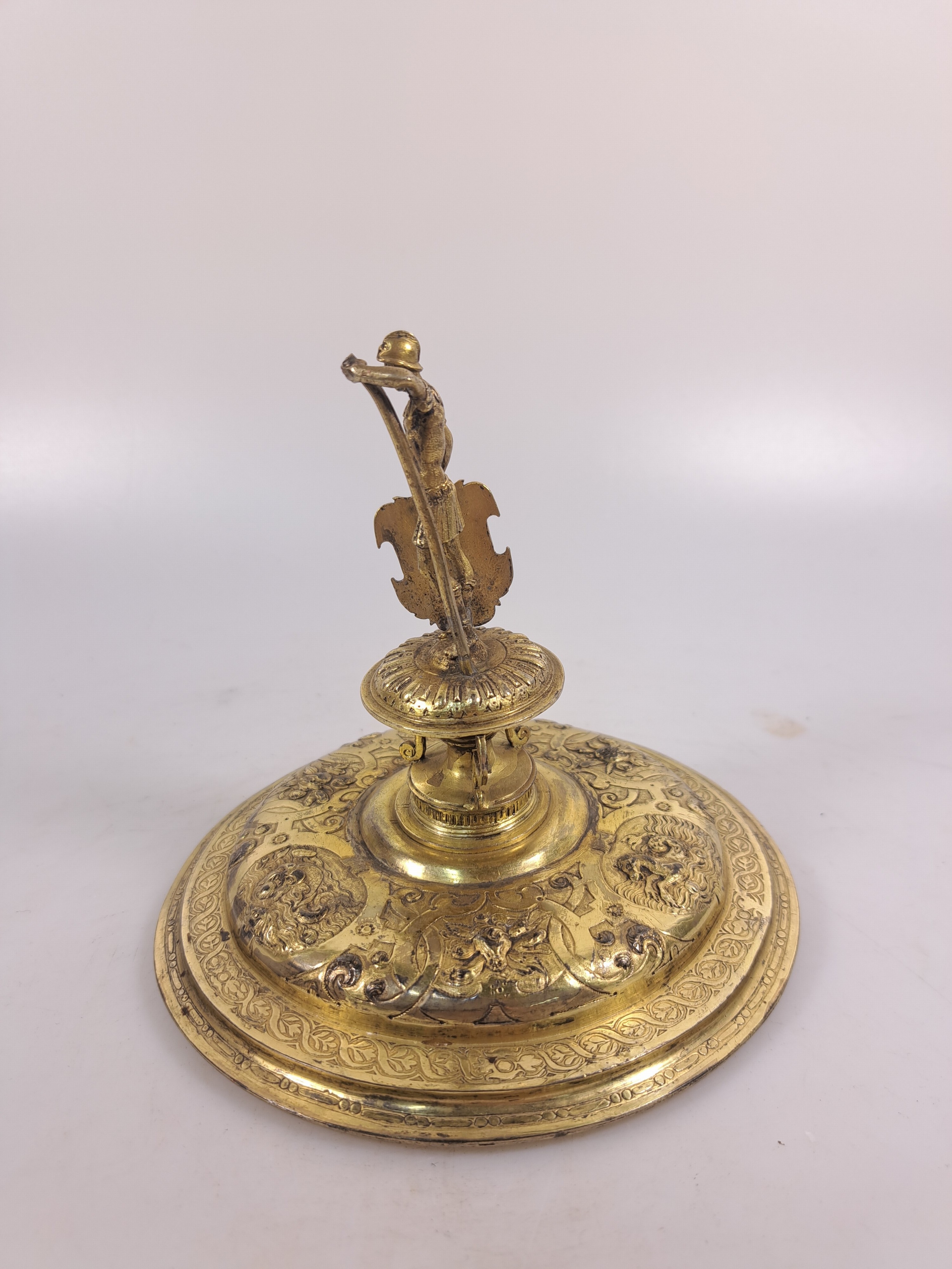 Detail s: Rheinischer Becherpokal nach Kölner Vorbild des frühen 17.Jh., wohl Hanau, ausgehendes 19.Jh., Silber vergoldet, Wulst über rundem Stand mit ...