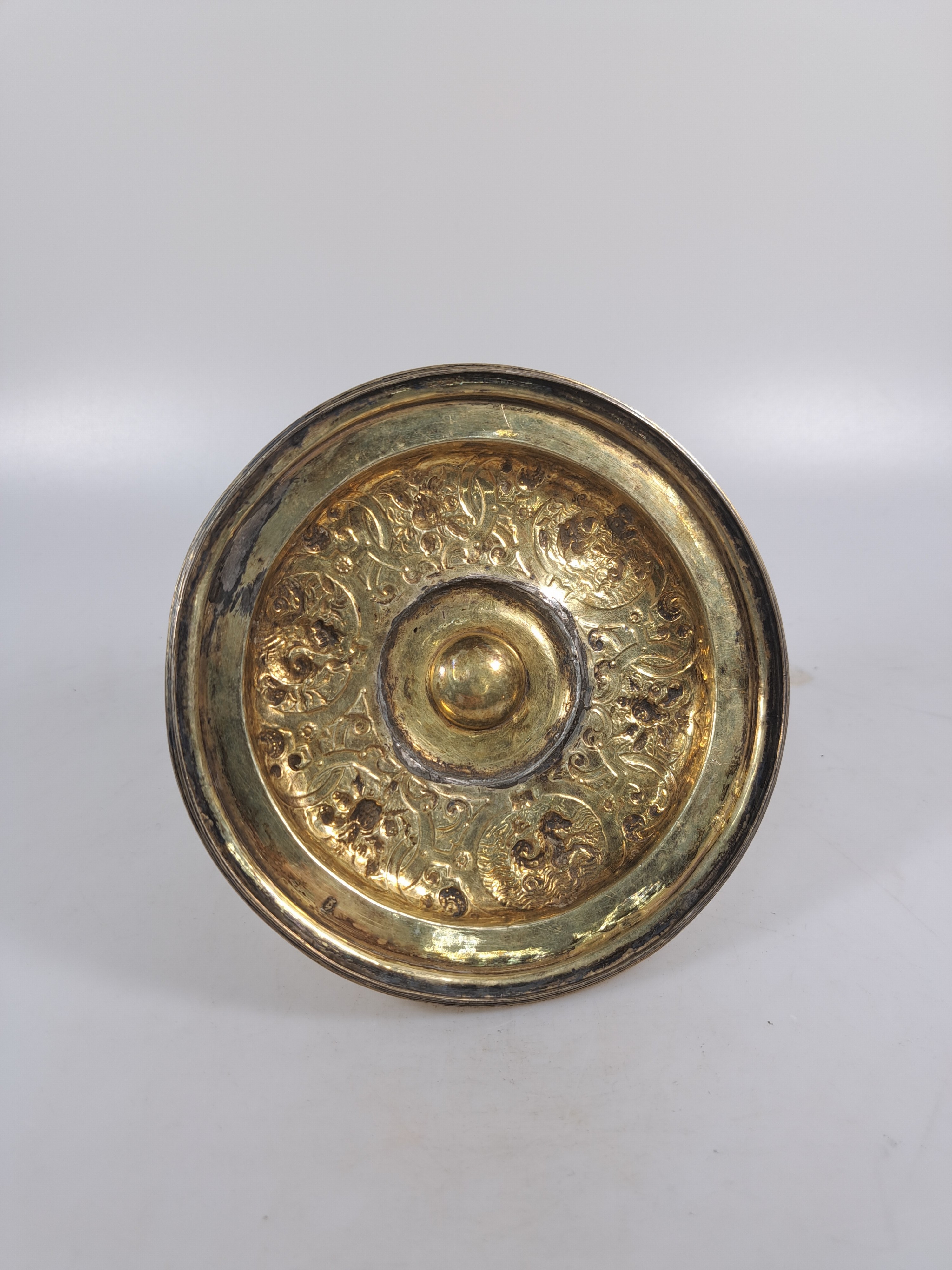Detail t: Rheinischer Becherpokal nach Kölner Vorbild des frühen 17.Jh., wohl Hanau, ausgehendes 19.Jh., Silber vergoldet, Wulst über rundem Stand mit ...
