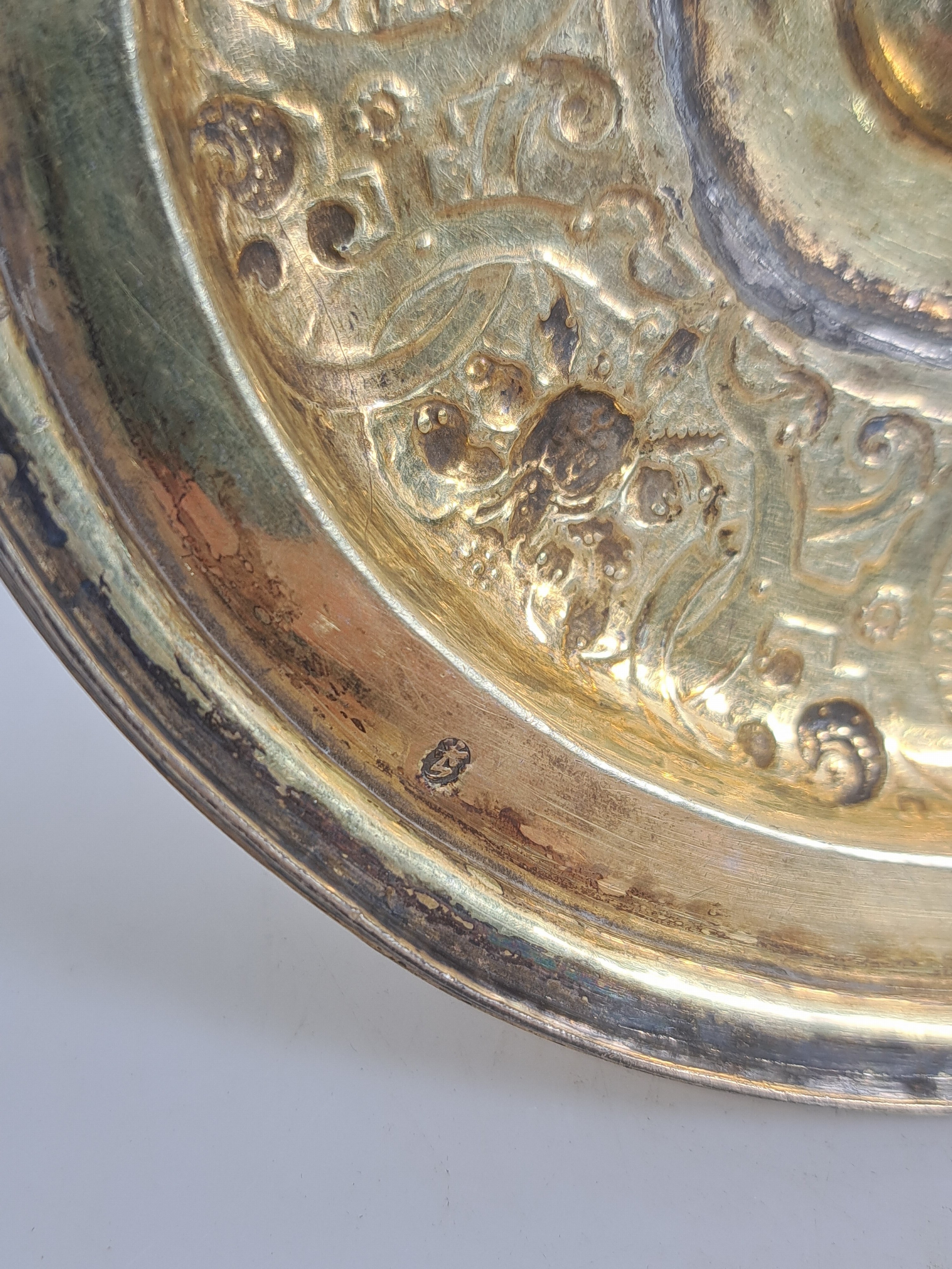 Detail u: Rheinischer Becherpokal nach Kölner Vorbild des frühen 17.Jh., wohl Hanau, ausgehendes 19.Jh., Silber vergoldet, Wulst über rundem Stand mit ...