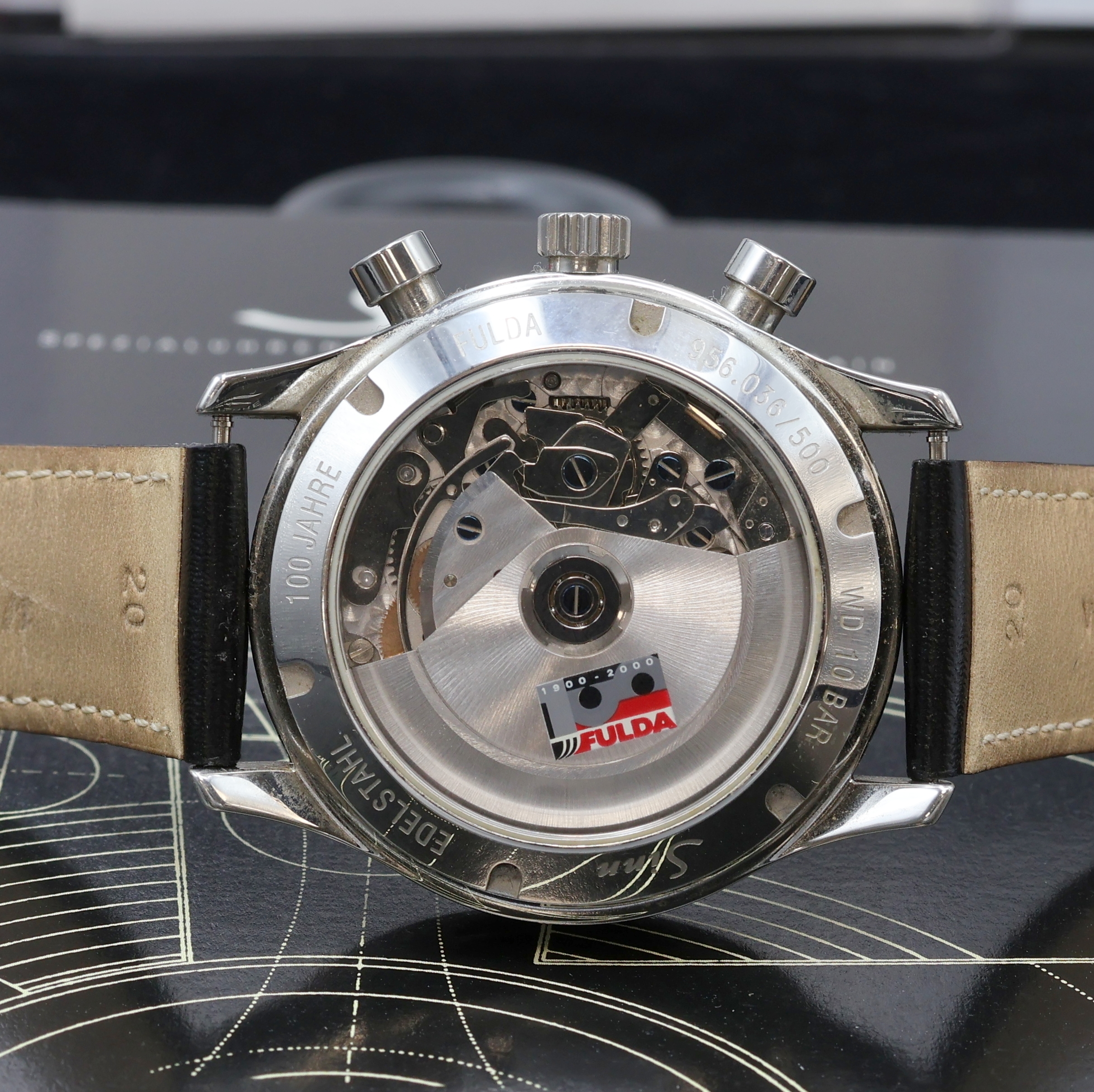 Detail e: SINN Modell 956 FULDA Herrenchronograph in Stahl mit Box und Papier, Schweiz um 2000, Automatik, beids. vergl. Geh., Boden u. Krone verschr., ...