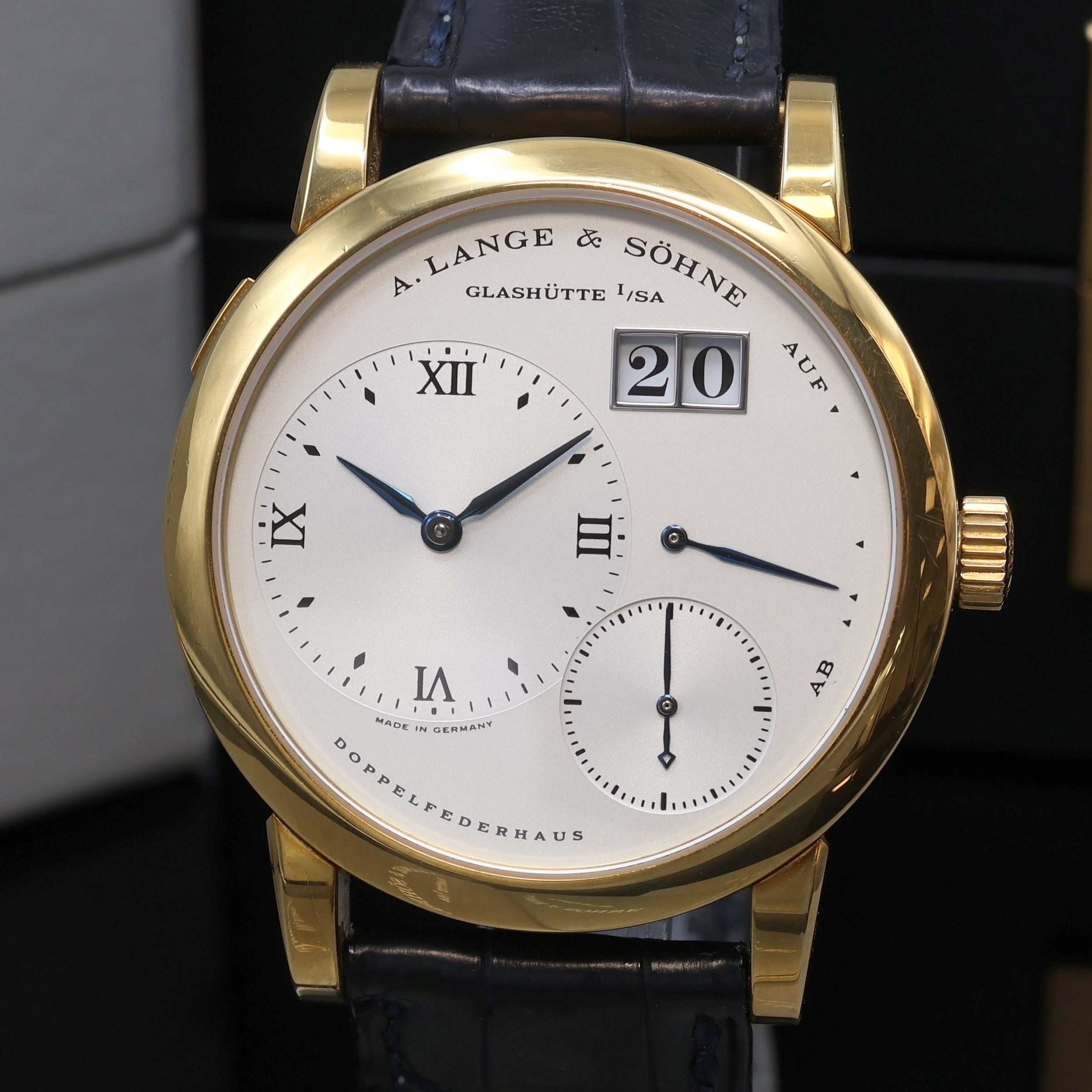 Detail b: A. LANGE & SÖHNE Lange 1 Herrenarmbanduhr in GG 750/000 Referenz 101.022, Deutschland lt. orig. Papier verk. 1999, Handaufzug, beids. vergl. Geh., ...