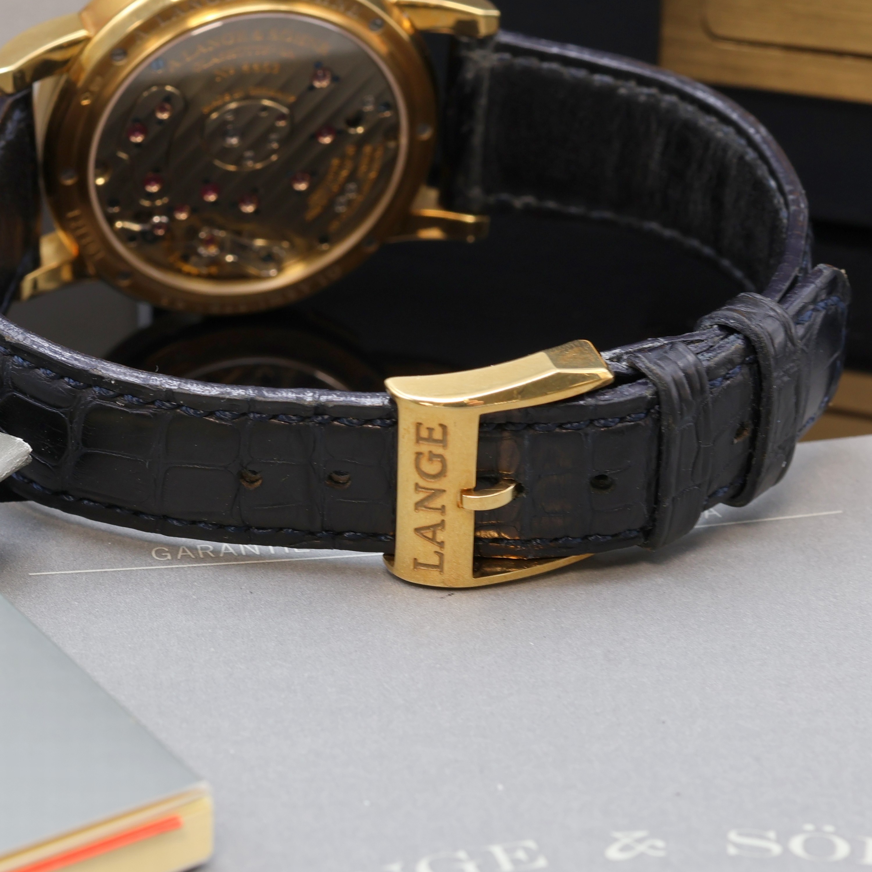 Detail e: A. LANGE & SÖHNE Lange 1 Herrenarmbanduhr in GG 750/000 Referenz 101.022, Deutschland lt. orig. Papier verk. 1999, Handaufzug, beids. vergl. Geh., ...