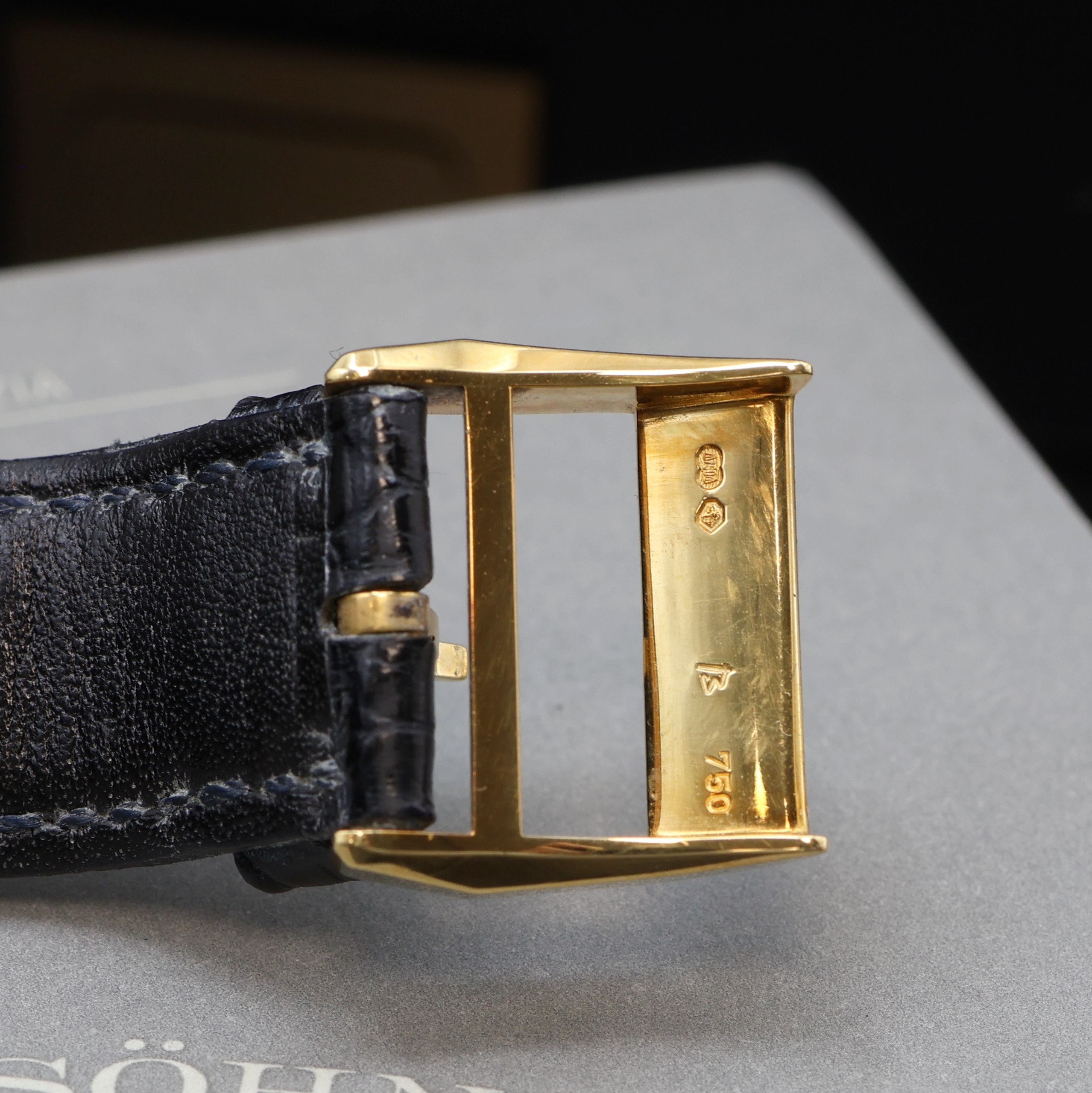 Detail f: A. LANGE & SÖHNE Lange 1 Herrenarmbanduhr in GG 750/000 Referenz 101.022, Deutschland lt. orig. Papier verk. 1999, Handaufzug, beids. vergl. Geh., ...