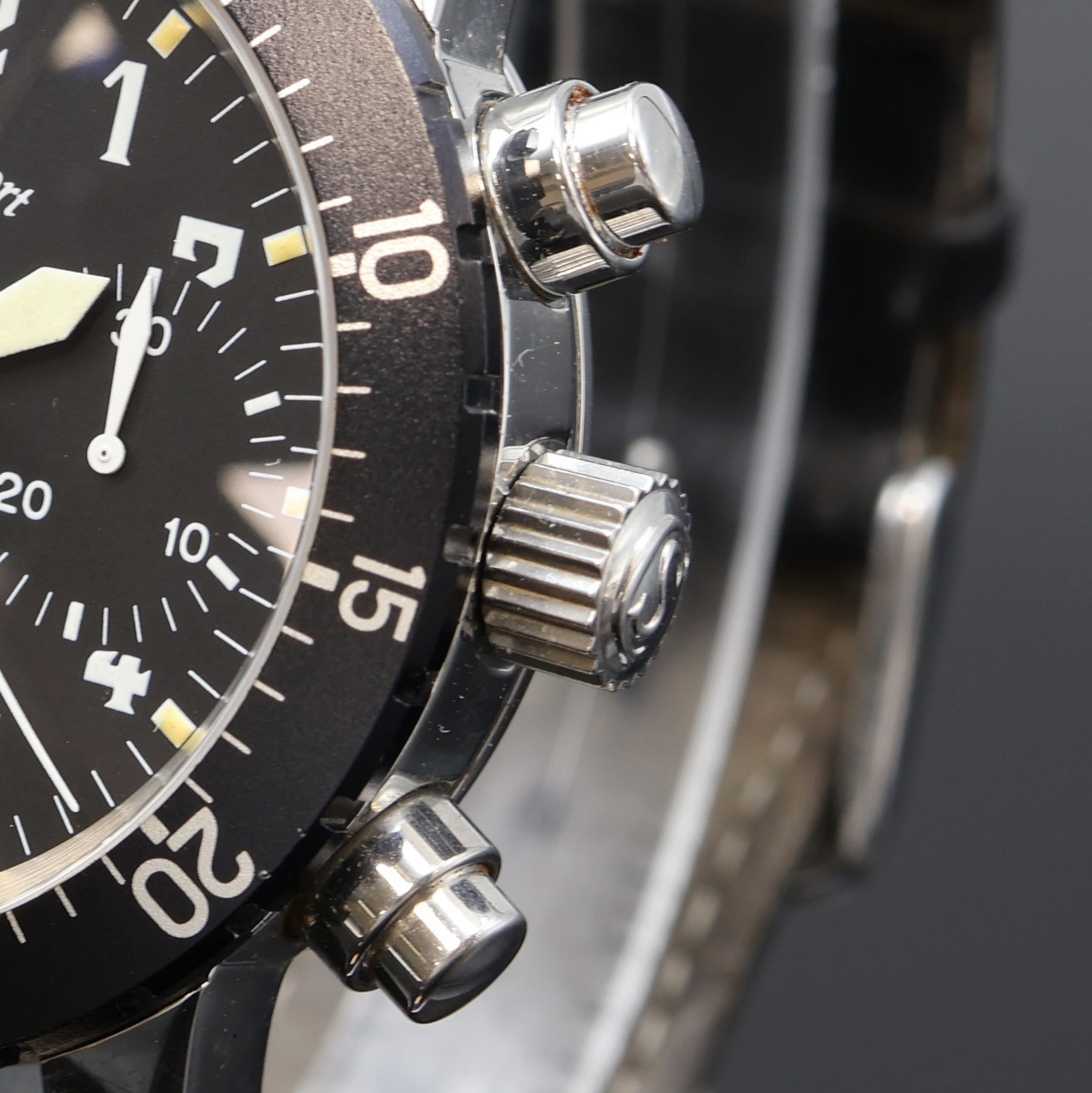 Detail b: CHRONOSPORT Herrenchronograph in Stahl, Schweiz um 2000, Automatik, beids. vergl. Geh., Boden u. Krone verschr., schwarze Drehlunette m. 60er-Tlg., ...