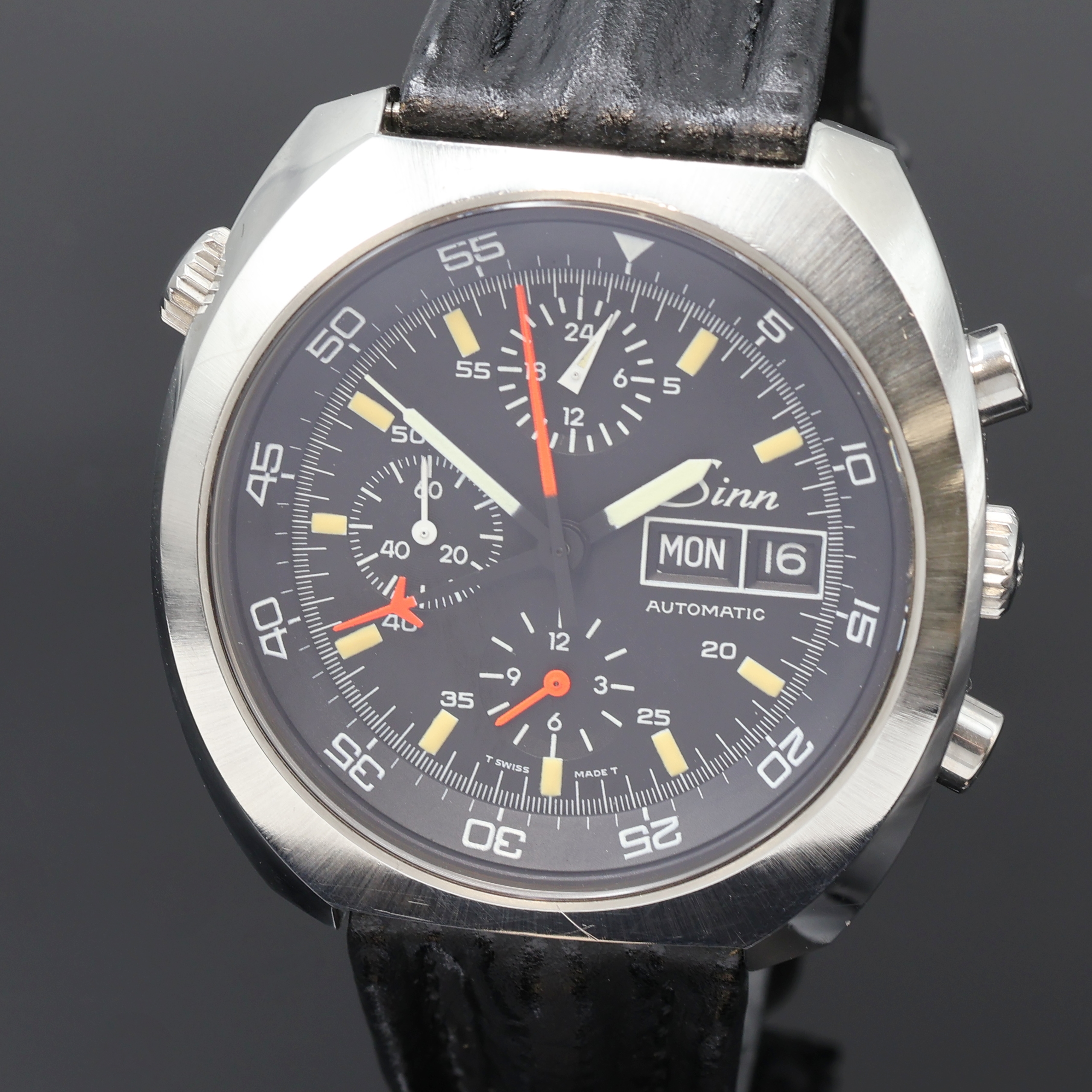 Detail a: SINN Referenz 140/42 Armbandchronograph in Stahl, Schweiz um 1990, Automatik, 2-tlg. Geh., Boden verschr., Krone f. innen-liegende Drehlünette m. ...