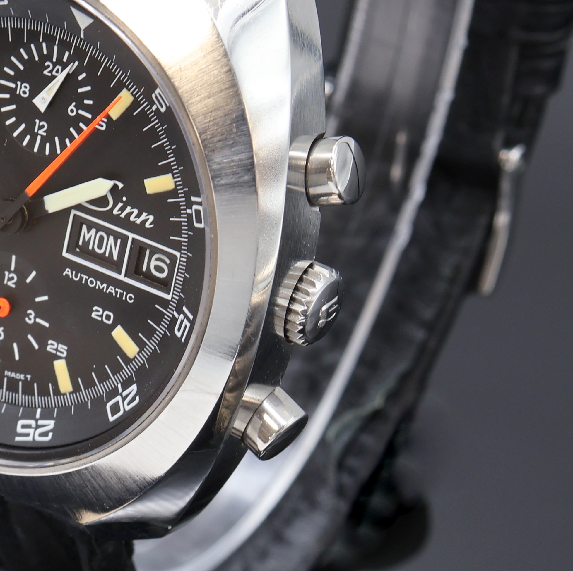 Detail b: SINN Referenz 140/42 Armbandchronograph in Stahl, Schweiz um 1990, Automatik, 2-tlg. Geh., Boden verschr., Krone f. innen-liegende Drehlünette m. ...