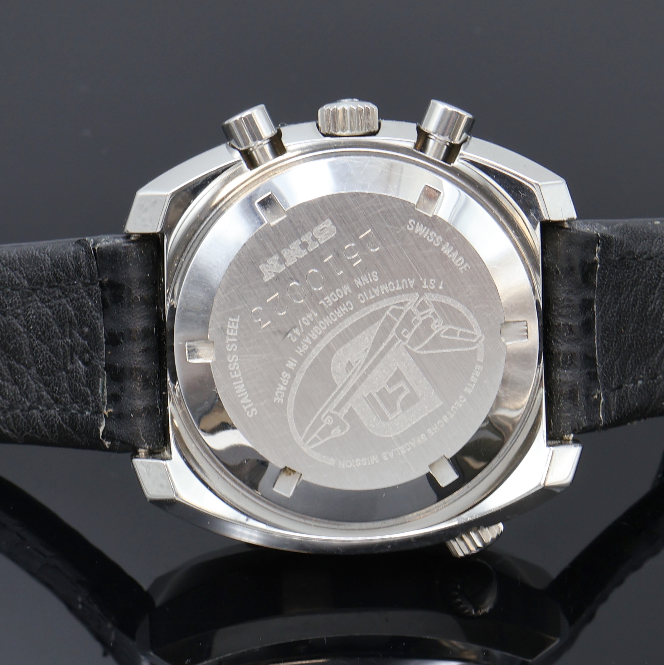 Detail d: SINN Referenz 140/42 Armbandchronograph in Stahl, Schweiz um 1990, Automatik, 2-tlg. Geh., Boden verschr., Krone f. innen-liegende Drehlünette m. ...
