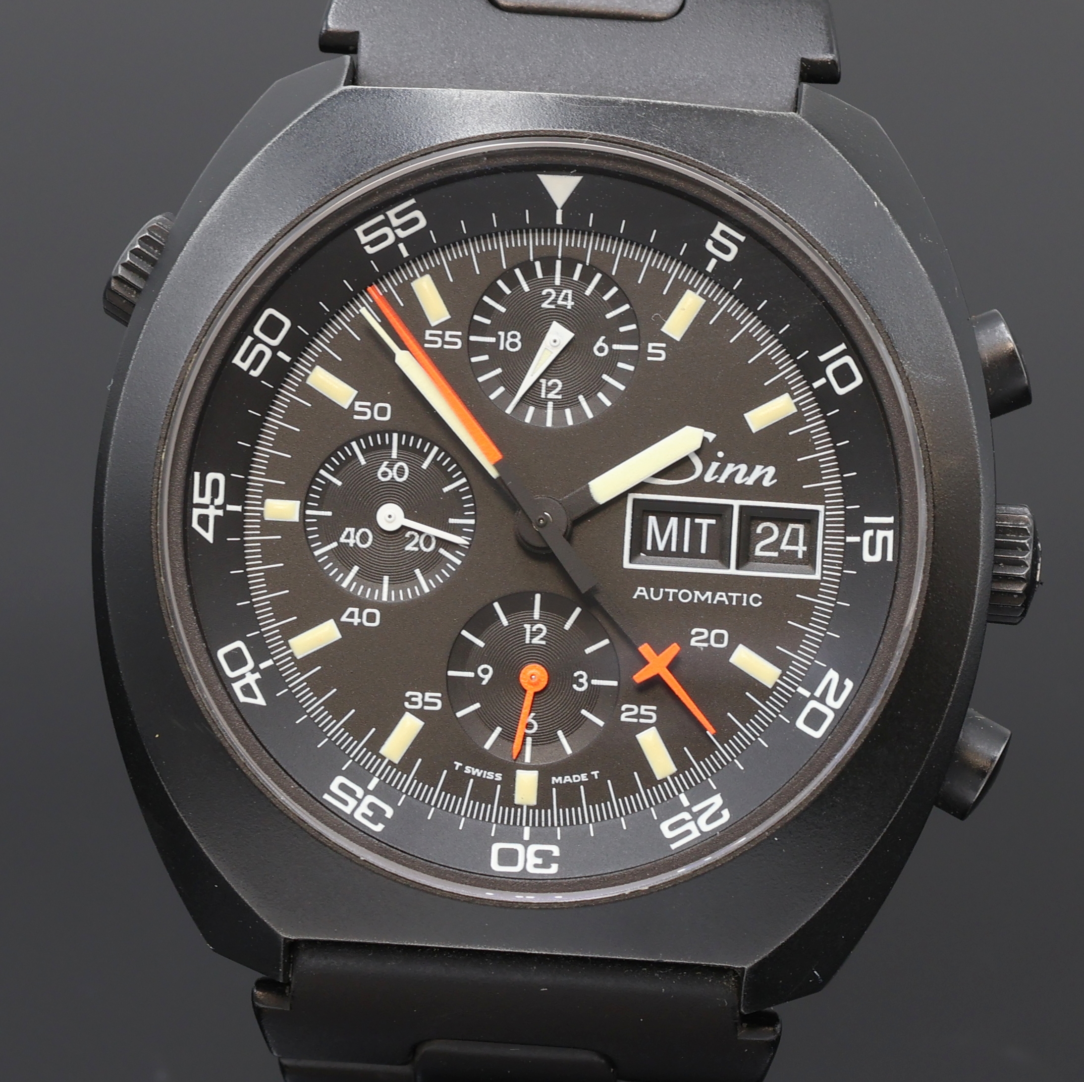 Detail a: SINN Referenz 140/42 geschwärzter Armbandchronograph in Stahl/Stahlband, Schweiz um 2000, Automatik, 2-tlg. Geh., Boden u. Krone verschr., Band u. ...