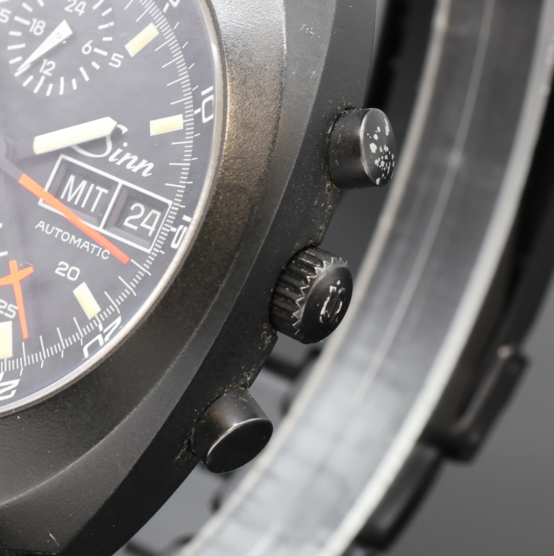 Detail b: SINN Referenz 140/42 geschwärzter Armbandchronograph in Stahl/Stahlband, Schweiz um 2000, Automatik, 2-tlg. Geh., Boden u. Krone verschr., Band u. ...