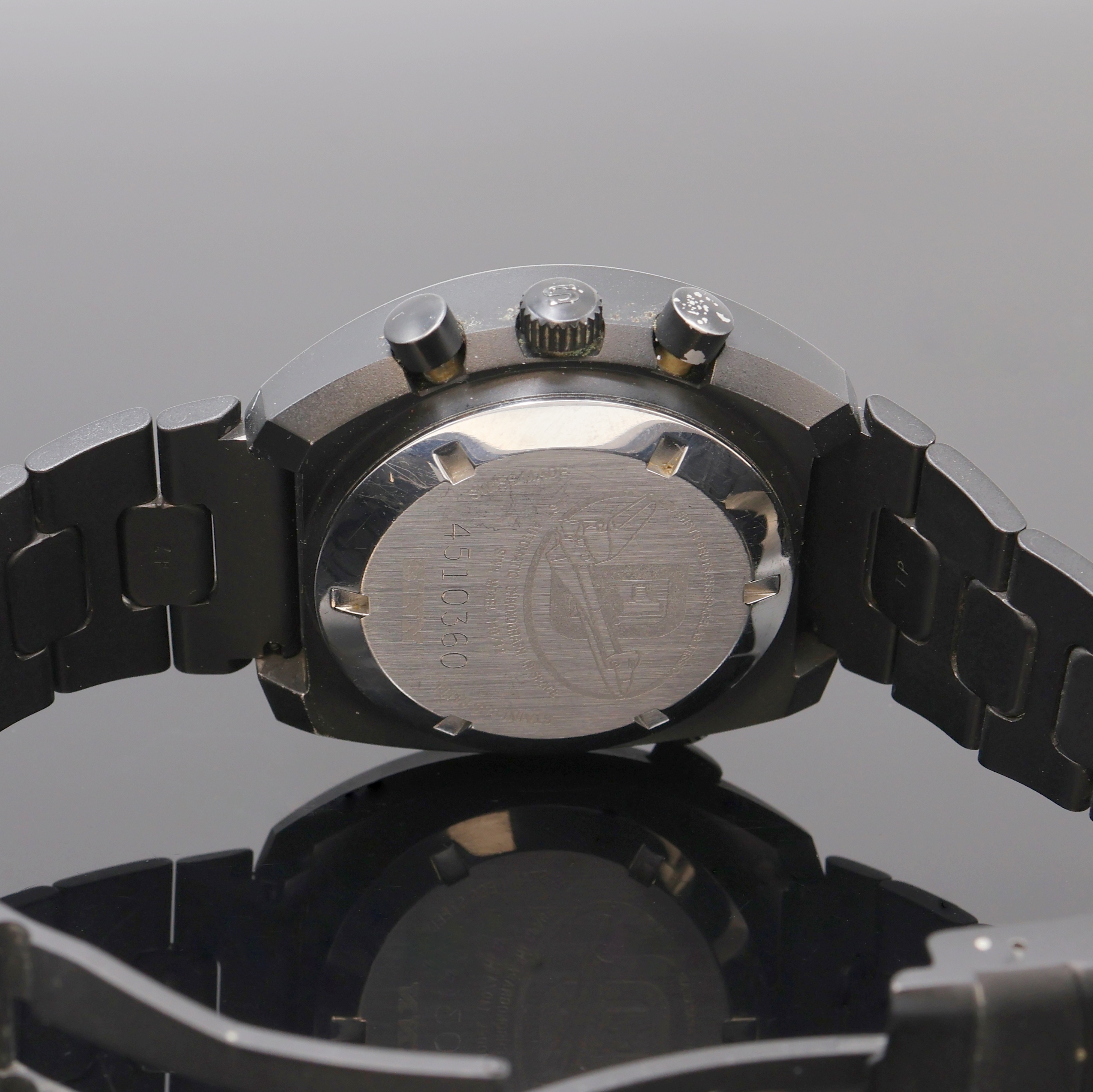 Detail d: SINN Referenz 140/42 geschwärzter Armbandchronograph in Stahl/Stahlband, Schweiz um 2000, Automatik, 2-tlg. Geh., Boden u. Krone verschr., Band u. ...