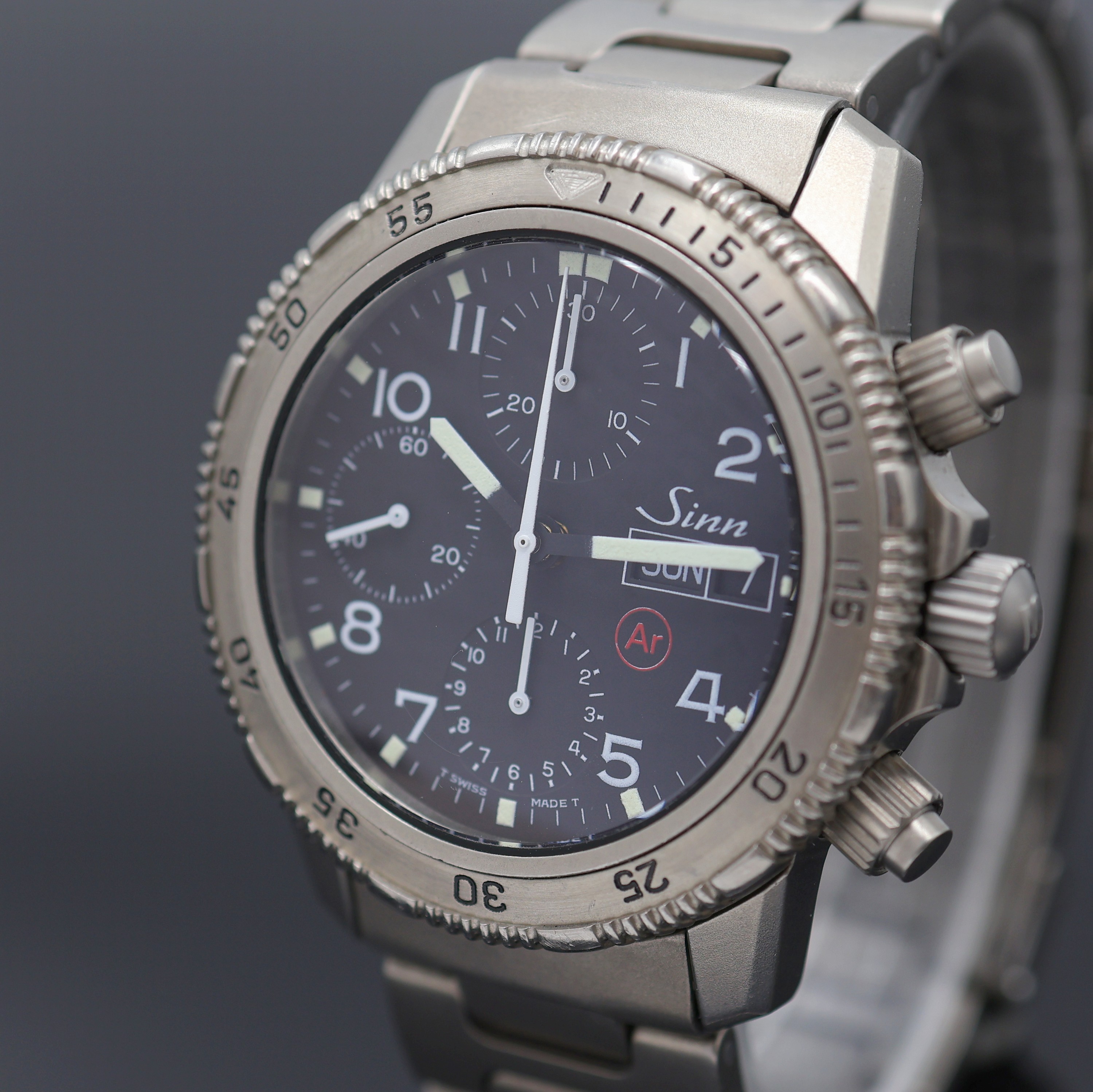 Detail a: SINN Referenz 103.0300 Taucherchronograph in Reintitan, Schweiz um 1995, Automatik, 2- tlg. Geh., Boden, Krone u. Drücker verschr., seitl. ...