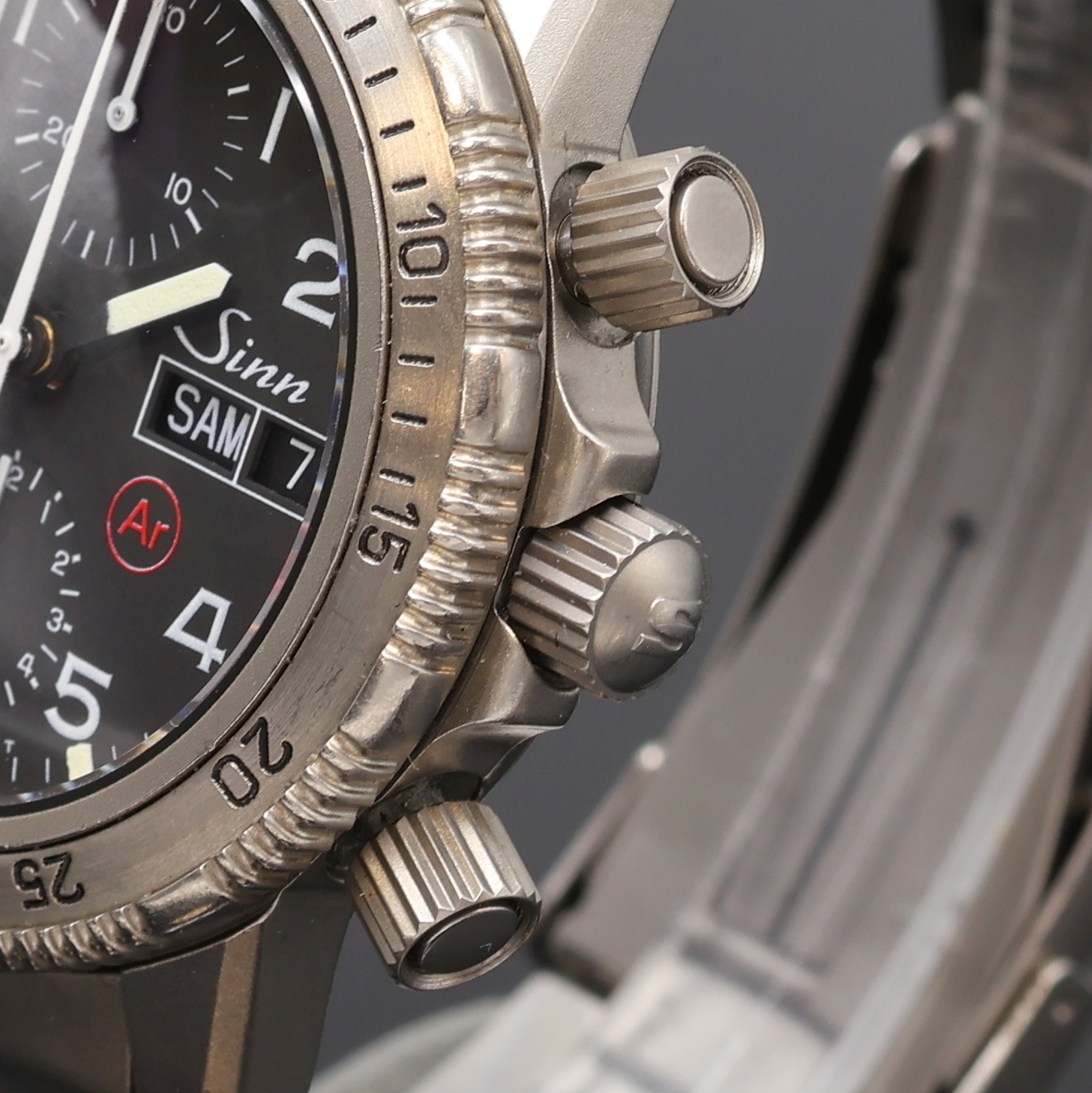 Detail b: SINN Referenz 103.0300 Taucherchronograph in Reintitan, Schweiz um 1995, Automatik, 2- tlg. Geh., Boden, Krone u. Drücker verschr., seitl. ...