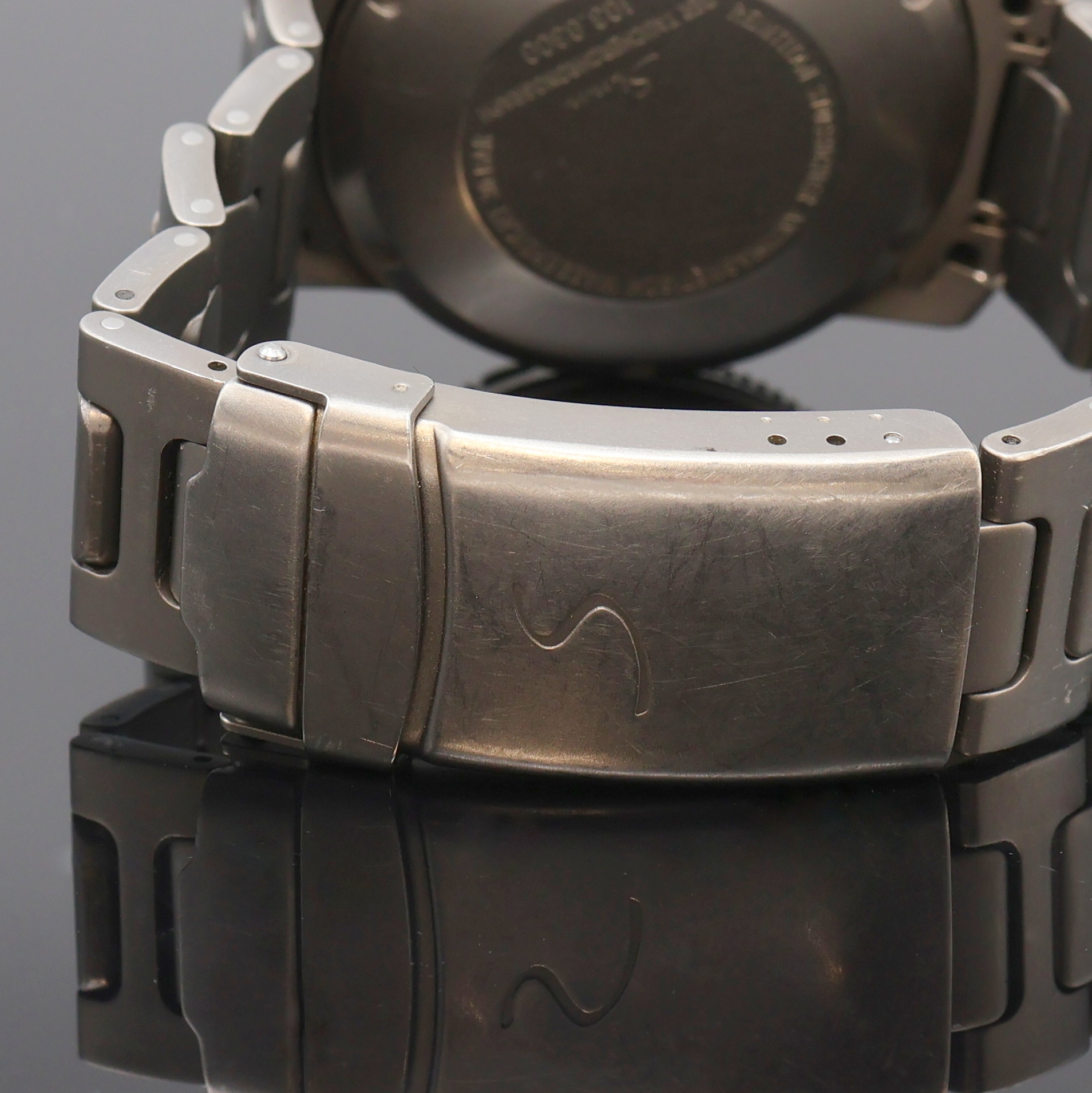 Detail c: SINN Referenz 103.0300 Taucherchronograph in Reintitan, Schweiz um 1995, Automatik, 2- tlg. Geh., Boden, Krone u. Drücker verschr., seitl. ...