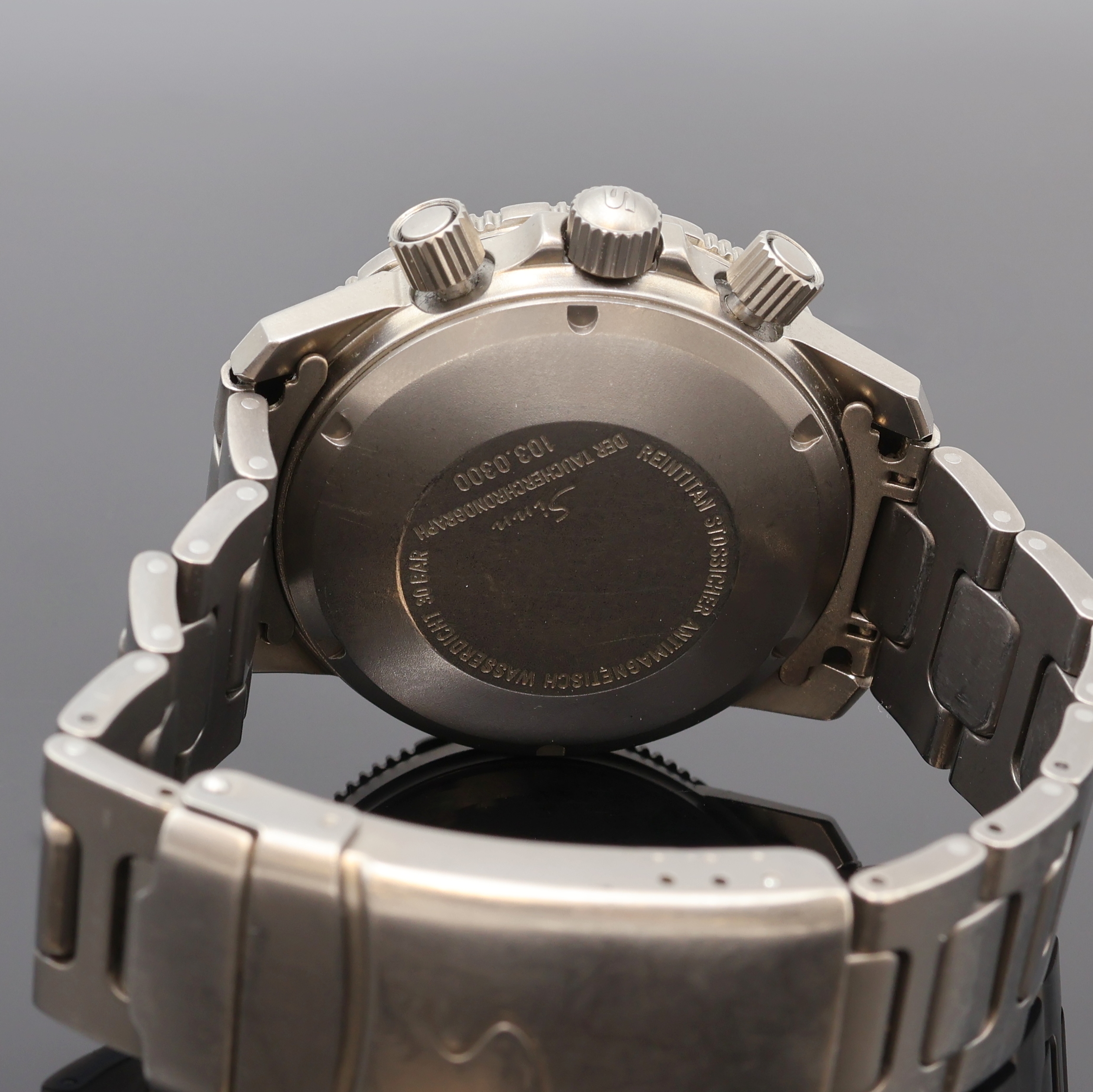 Detail d: SINN Referenz 103.0300 Taucherchronograph in Reintitan, Schweiz um 1995, Automatik, 2- tlg. Geh., Boden, Krone u. Drücker verschr., seitl. ...