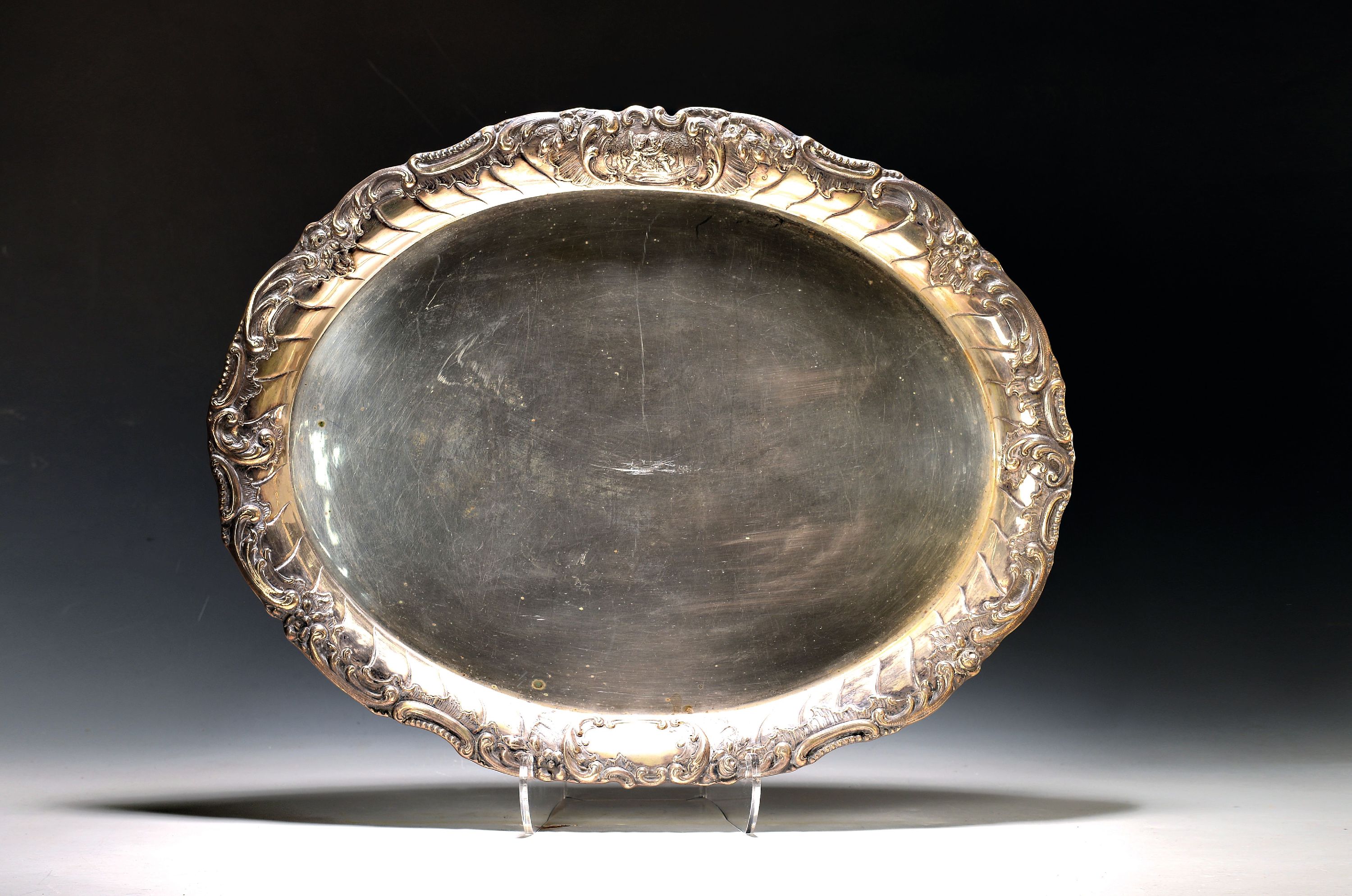 Image 27074685 - Großes ovales Tablett, wohl Hanau, um 1900, Silber, umlaufender Rocaillendekor mit ...