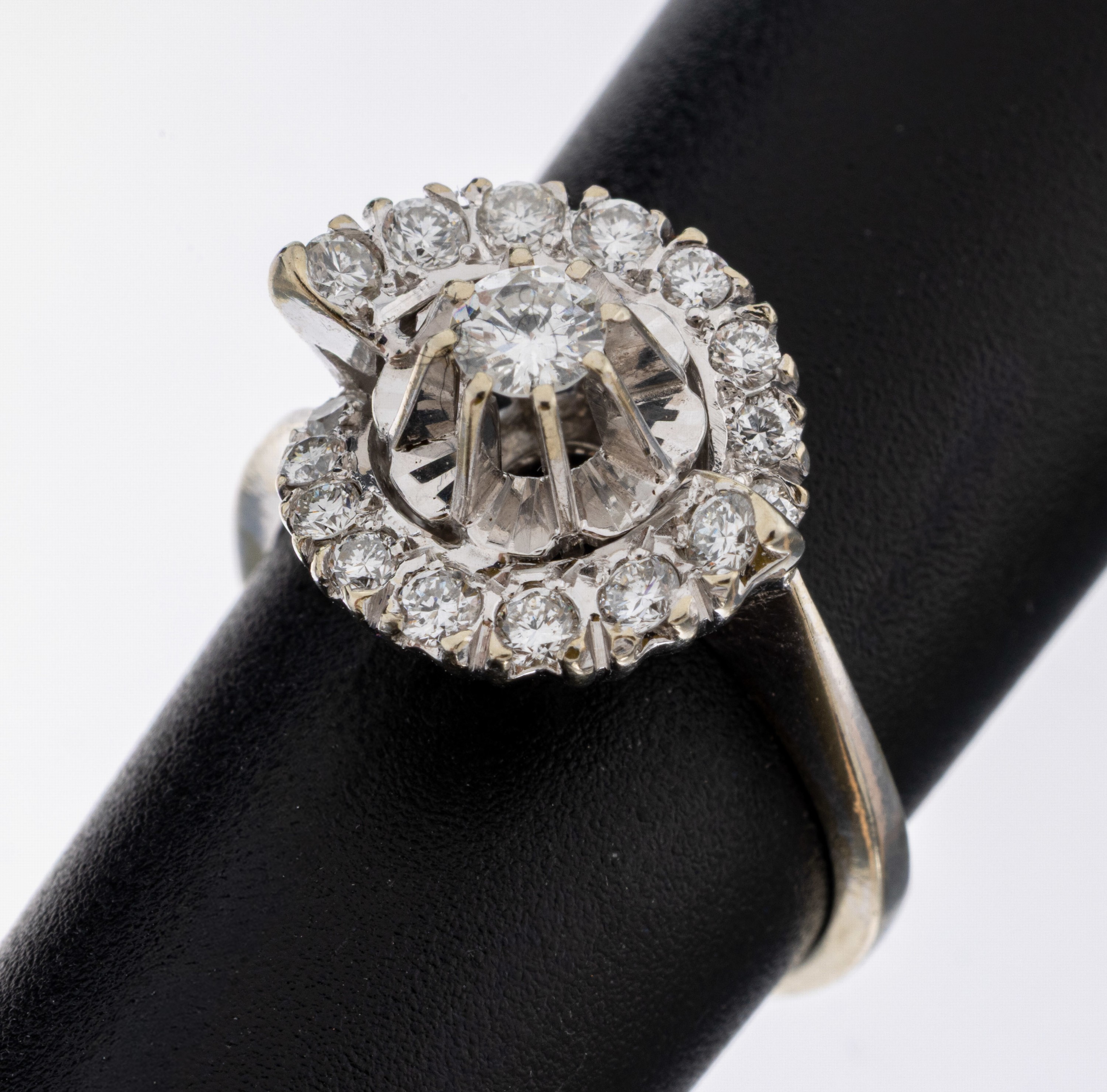 Image 27074699 - 18 kt Gold Brillant-Ring, WG 750/000, 17 Brillanten zus. ca. 0.51 ct feines Weiß- ...