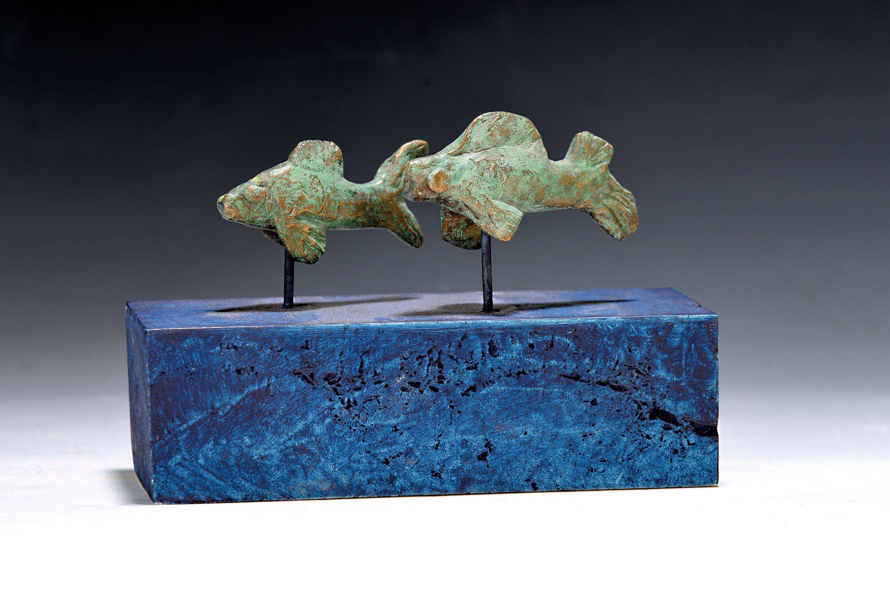 Image 27074843 - Wolf Spitzer, geb. 1940, Bronzefigur, Paar Fische, grün patiniert, auf blau gefärbtem ...
