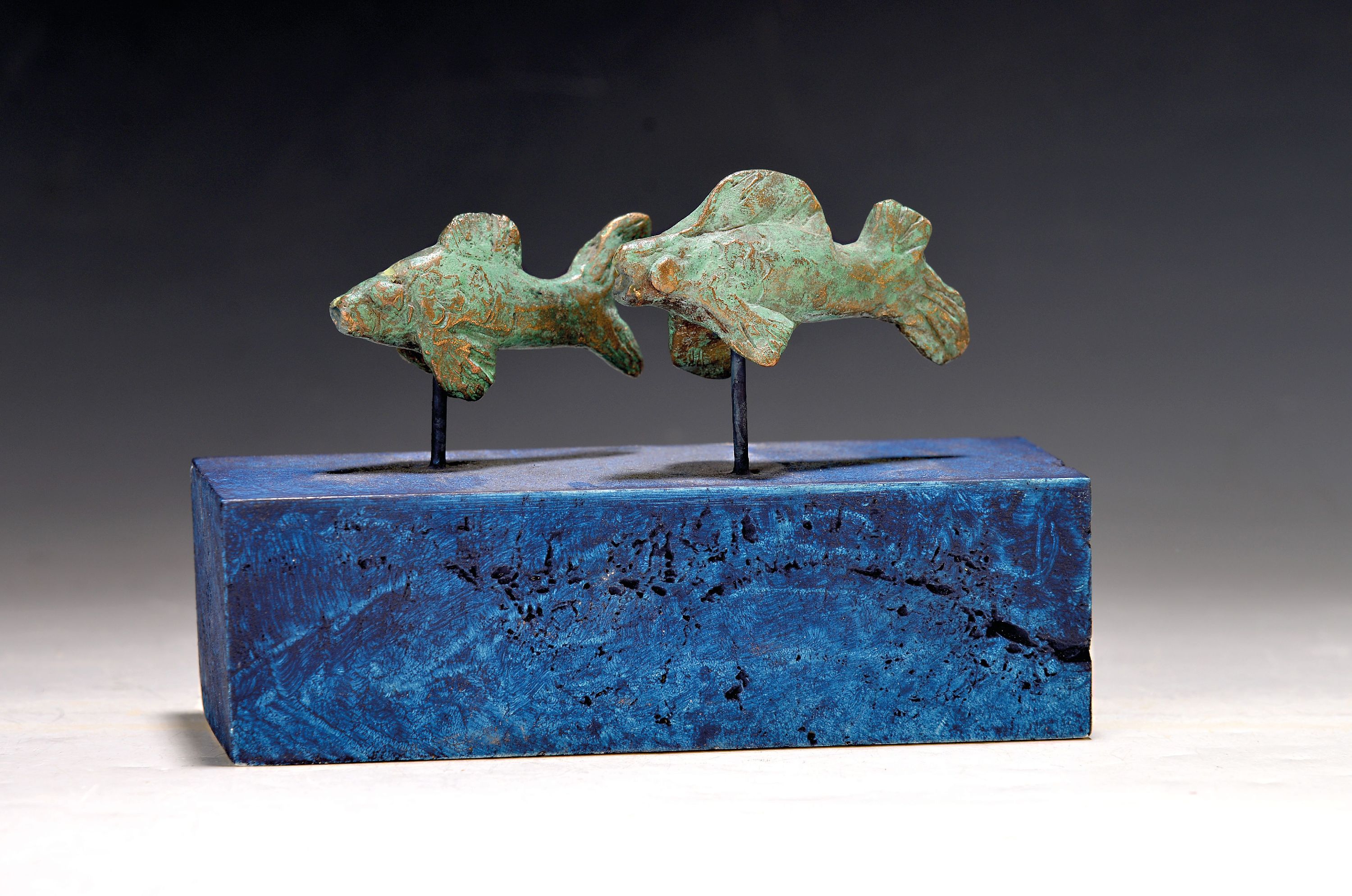 Detail k: Wolf Spitzer, geb. 1940, Bronzefigur, Paar Fische, grün patiniert, auf blau gefärbtem Steinsockel, 2009, am Boden auf Etikett signiert und datiert, ...