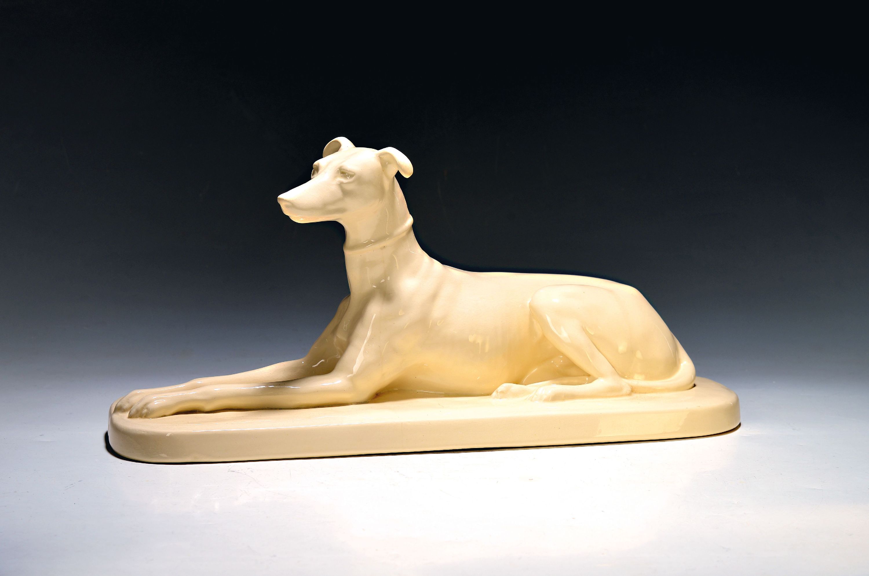 Image 27075159 - Art Deco-Keramikskulptur liegender Hund, Sarreguemines, Frankreich, 1.Hälfte 20.Jh., ...