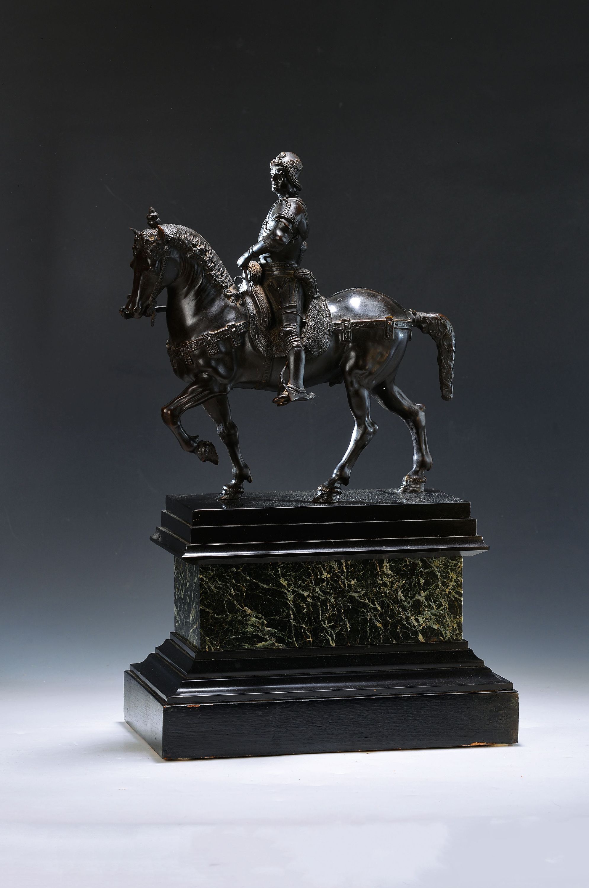 Detail a: Reiterstandbild des Bartolomeo Colleoni, nach Andrea del Verrocchio, um 1900, Bronze schwarz patiniert, schwerer Postamentsockel aus verschiedenen ...
