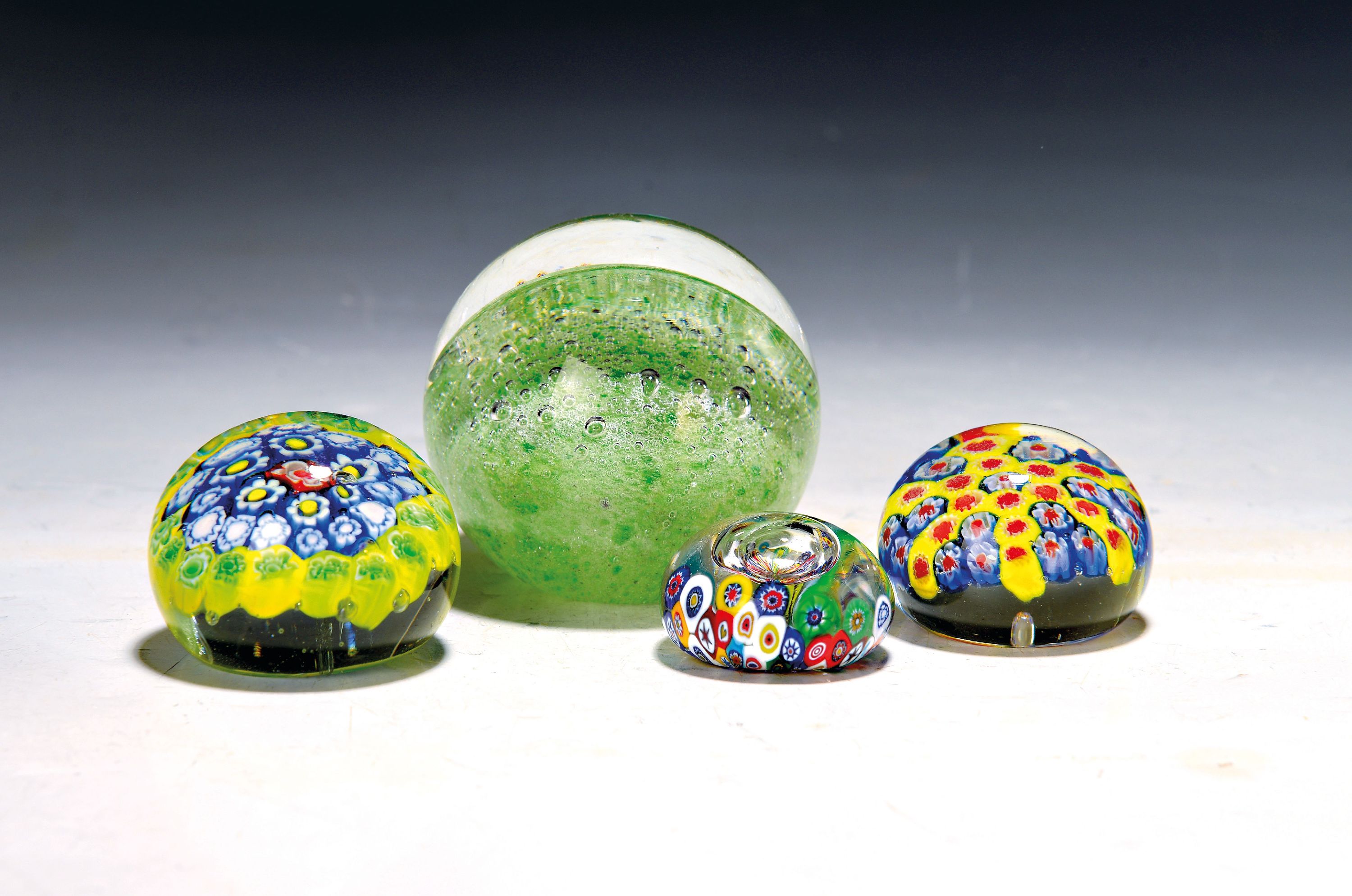 Image 27075193 - 4 Paperweights, 3x Murano, Italien, 1 x La Vida, 20.Jh., farbloses Glas mit Murrine ...
