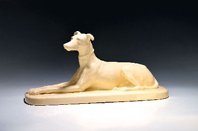 Image Art Deco-Keramikskulptur liegender Hund, Sarreguemines, Frankreich, 1.Hälfte 20.Jh., ...