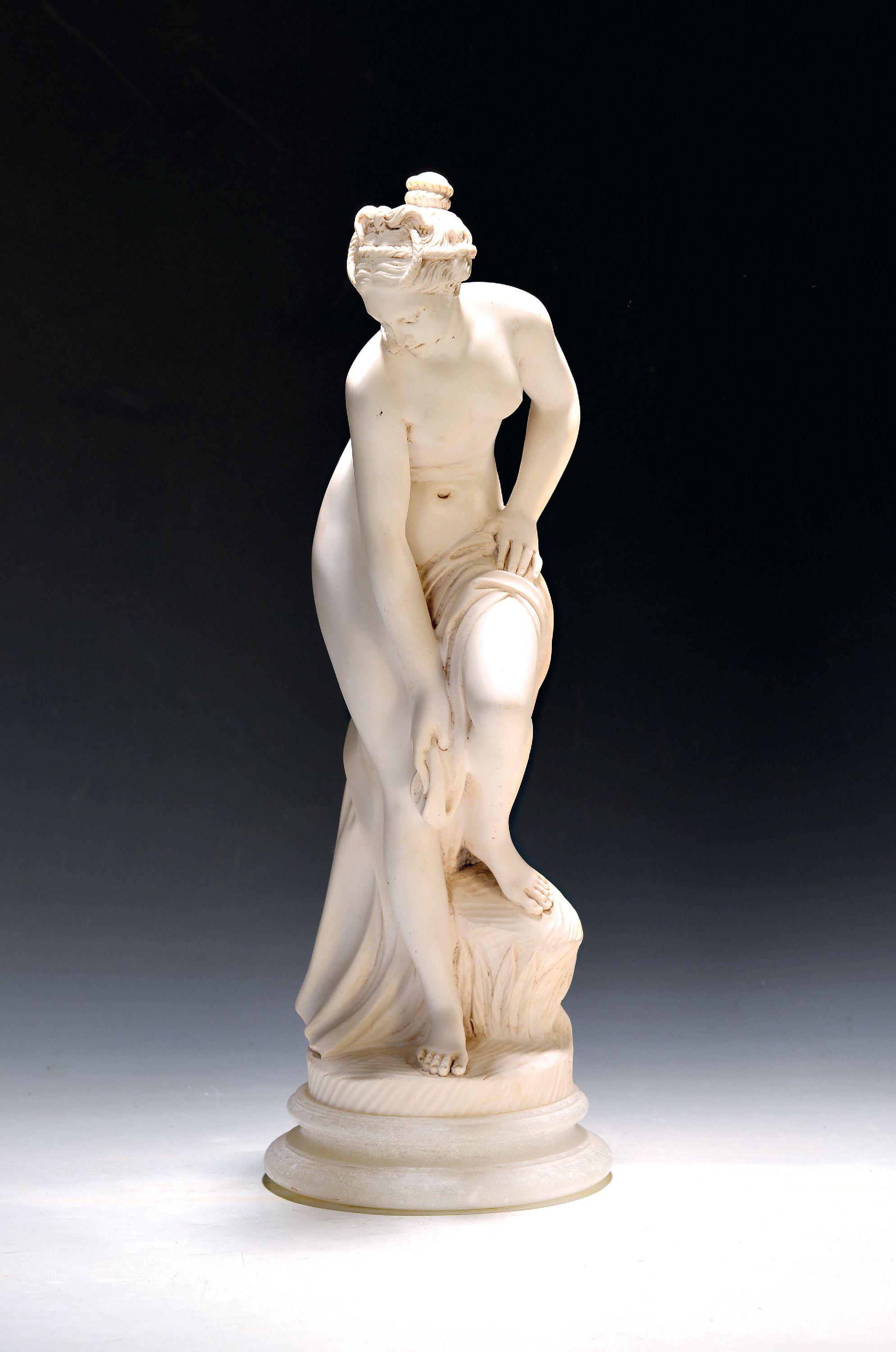 Image 27075209 - Prof. Giuseppe Bessi (1857-1922), Gipsguss -Skulptur auf Alabasterplinthe, Badende Venus ...