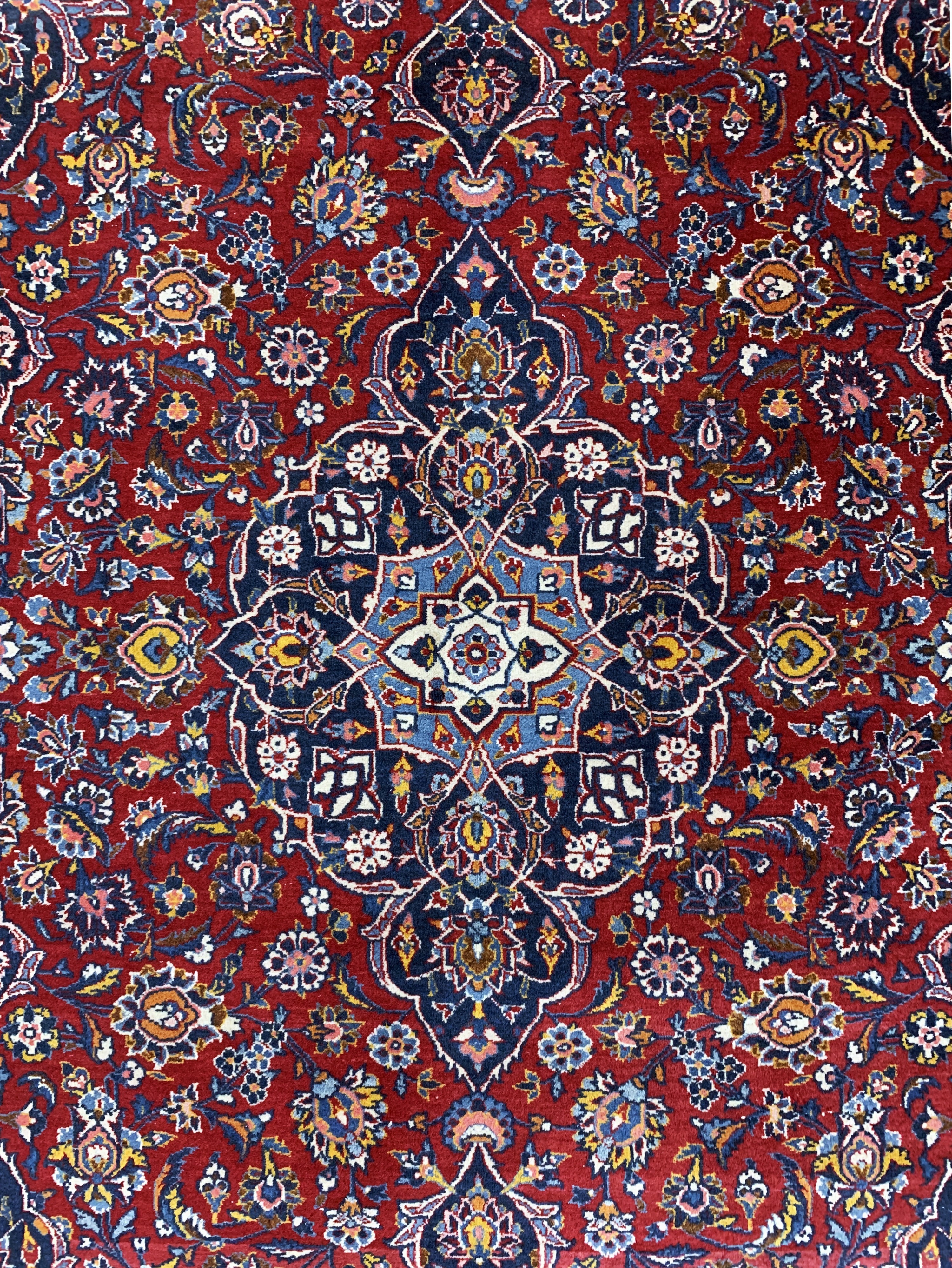 Detail c: Keschan Kork fein, Persien, Mitte 20.Jhd, Korkwolle auf Baumwolle, ca. 211 x 135 cm, minimaler Mottenfraß am Rand, EHZ: 2
