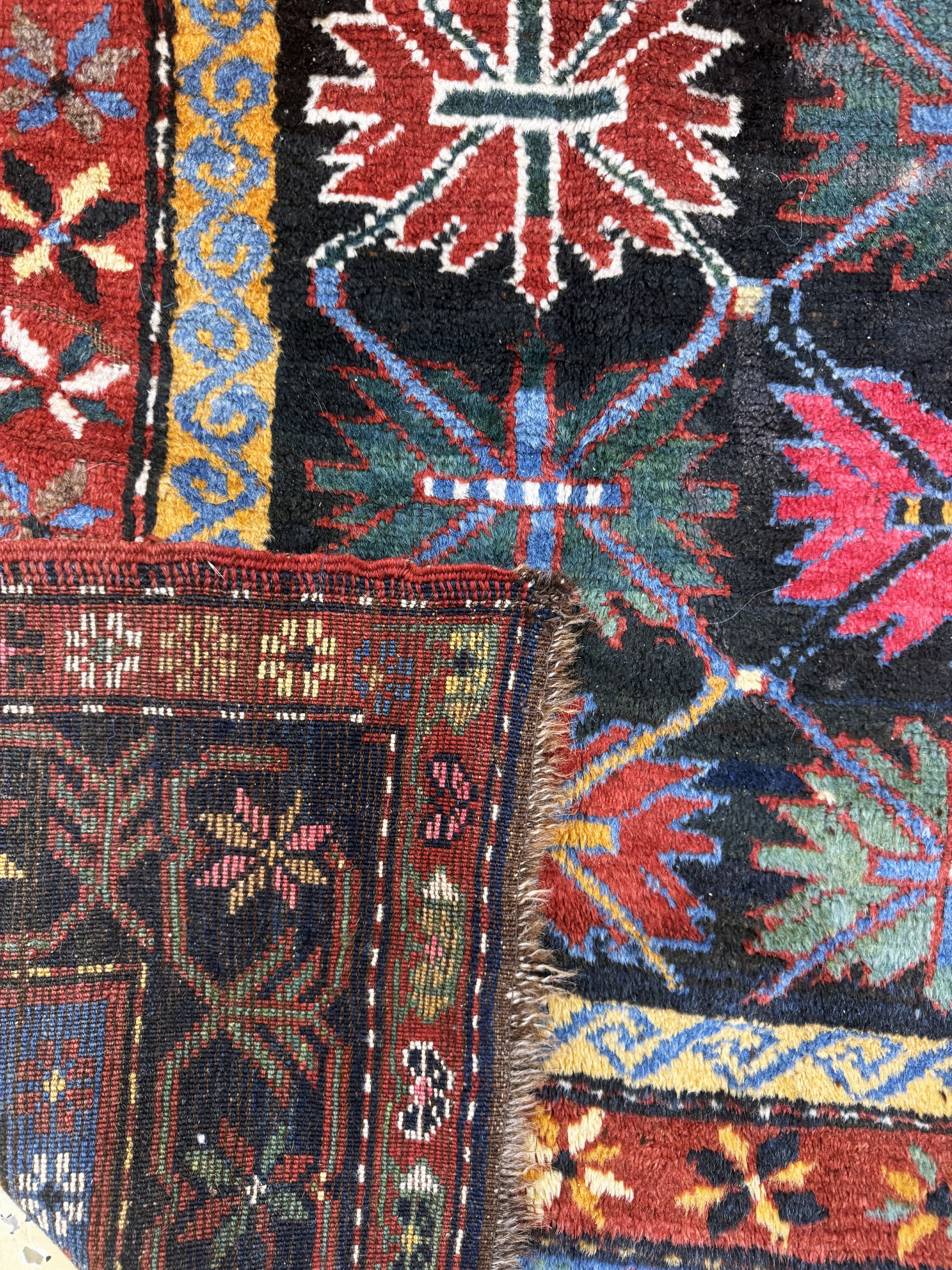 Detail g: Antiker Kazak, Kaukasus, um 1900, Wolle aufWolle, ca. 239 x 163 cm, EHZ: 2