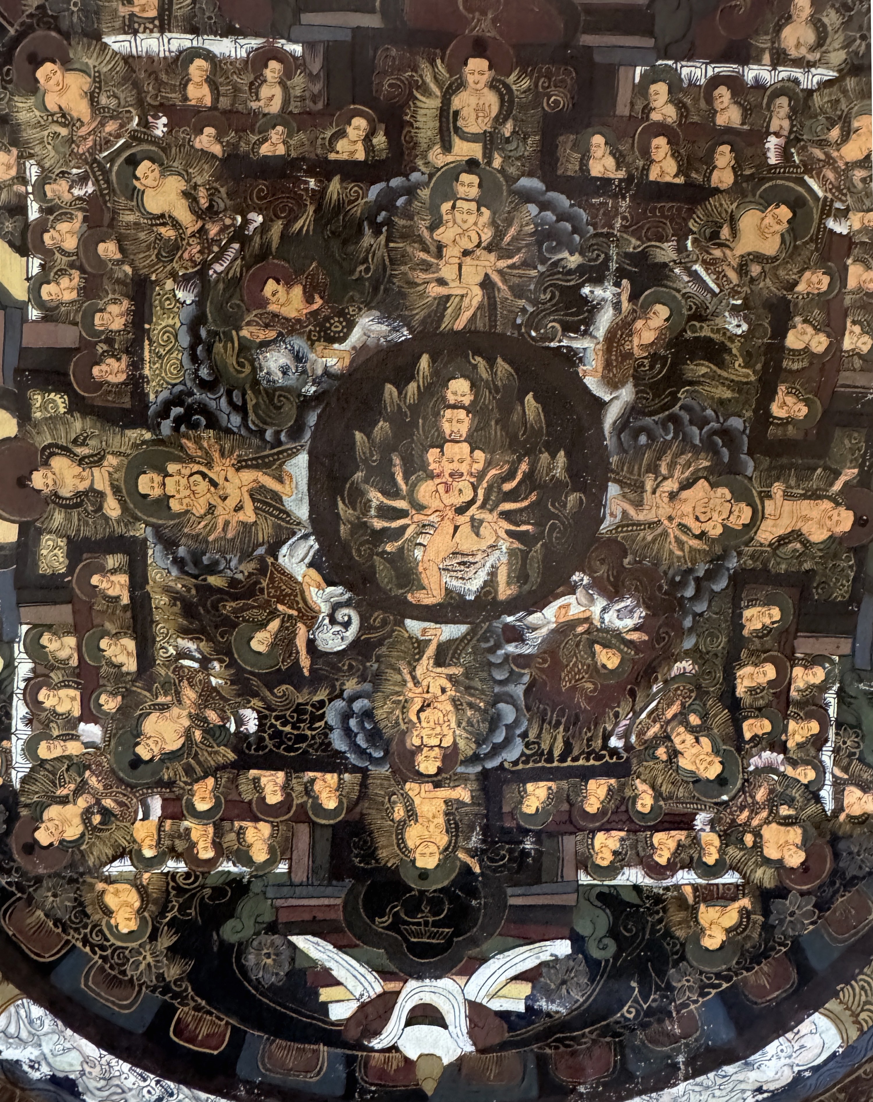 Detail b: Thangka alt, Tibet, Mitte 20.Jhd, Malerei mit Seidenumrandung, ca. 95 x 62 cm, EHZ: 1-2