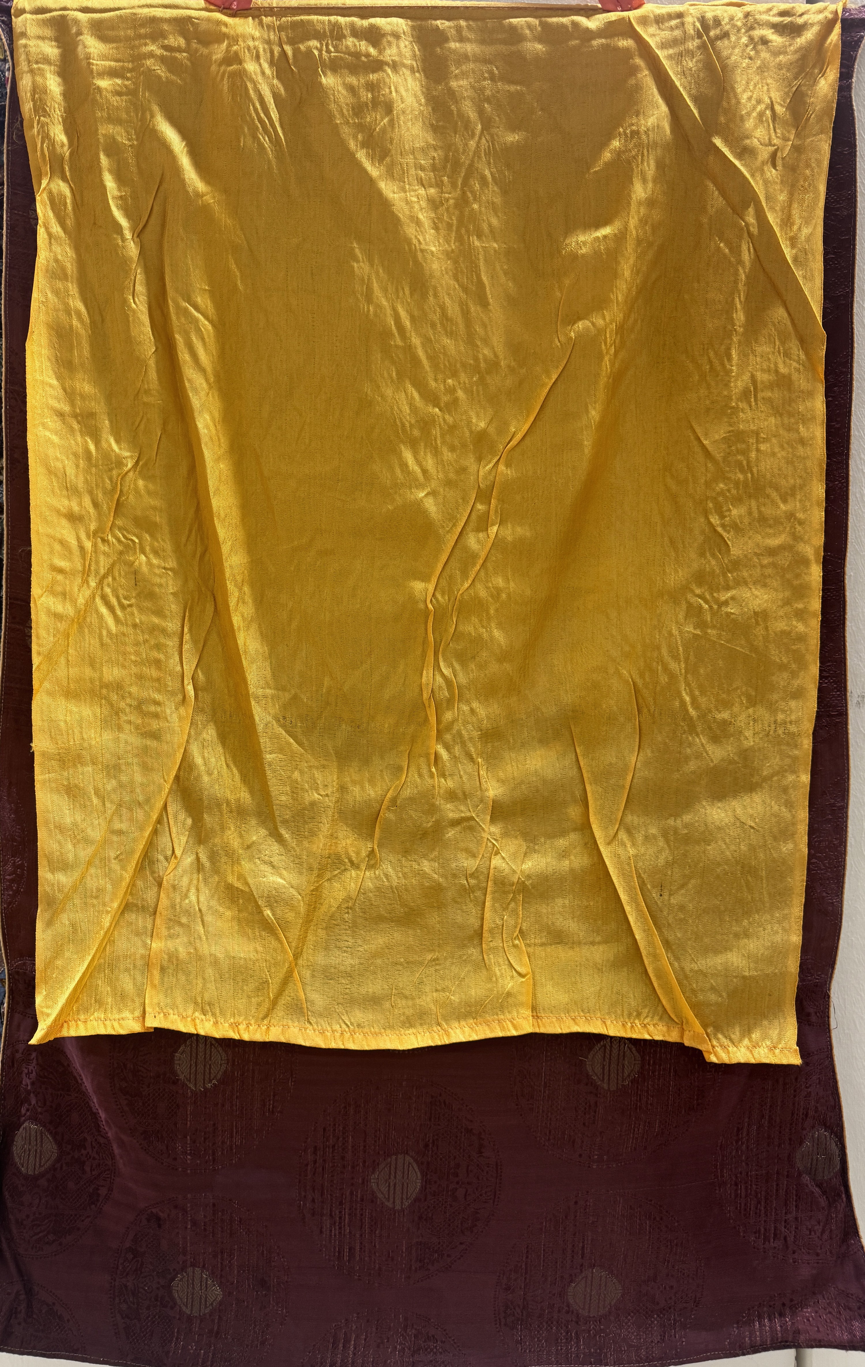 Detail c: Thangka alt, Tibet, Mitte 20.Jhd, Malerei mit Seidenumrandung, ca. 95 x 62 cm, EHZ: 1-2