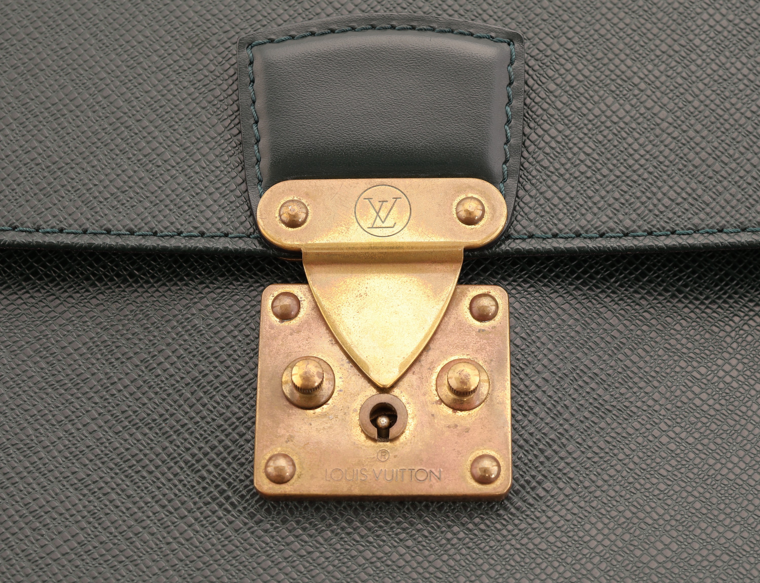 Detail a: LOUIS VUITTON Aktentasche, "Serviette Kourad", grünes Taiga Leder, Monturen verg., 1 Tragegriff, innen grünes Veloursleder, ca. 36 x 27 x ...