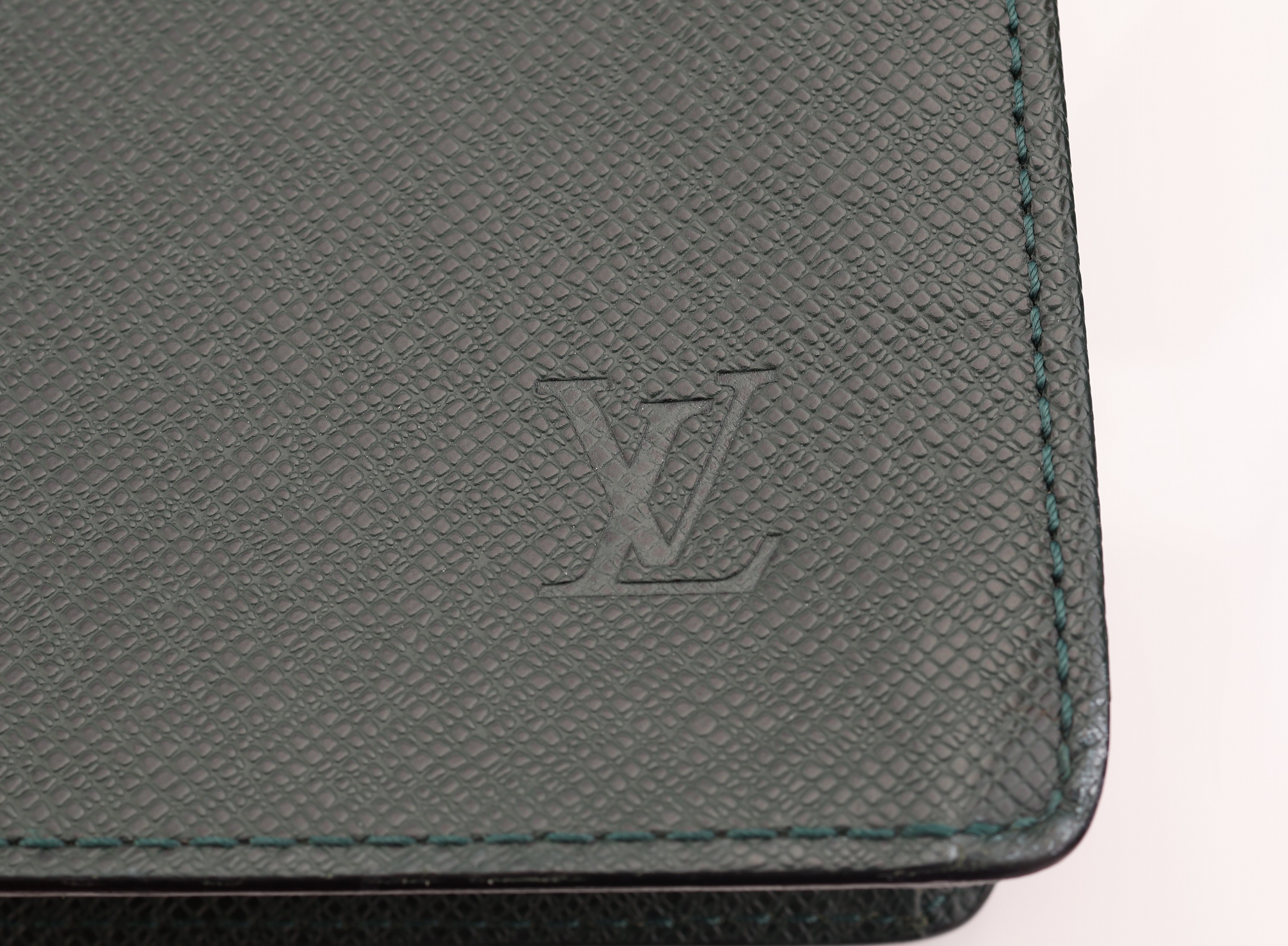 Detail b: LOUIS VUITTON Aktentasche, "Serviette Kourad", grünes Taiga Leder, Monturen verg., 1 Tragegriff, innen grünes Veloursleder, ca. 36 x 27 x ...