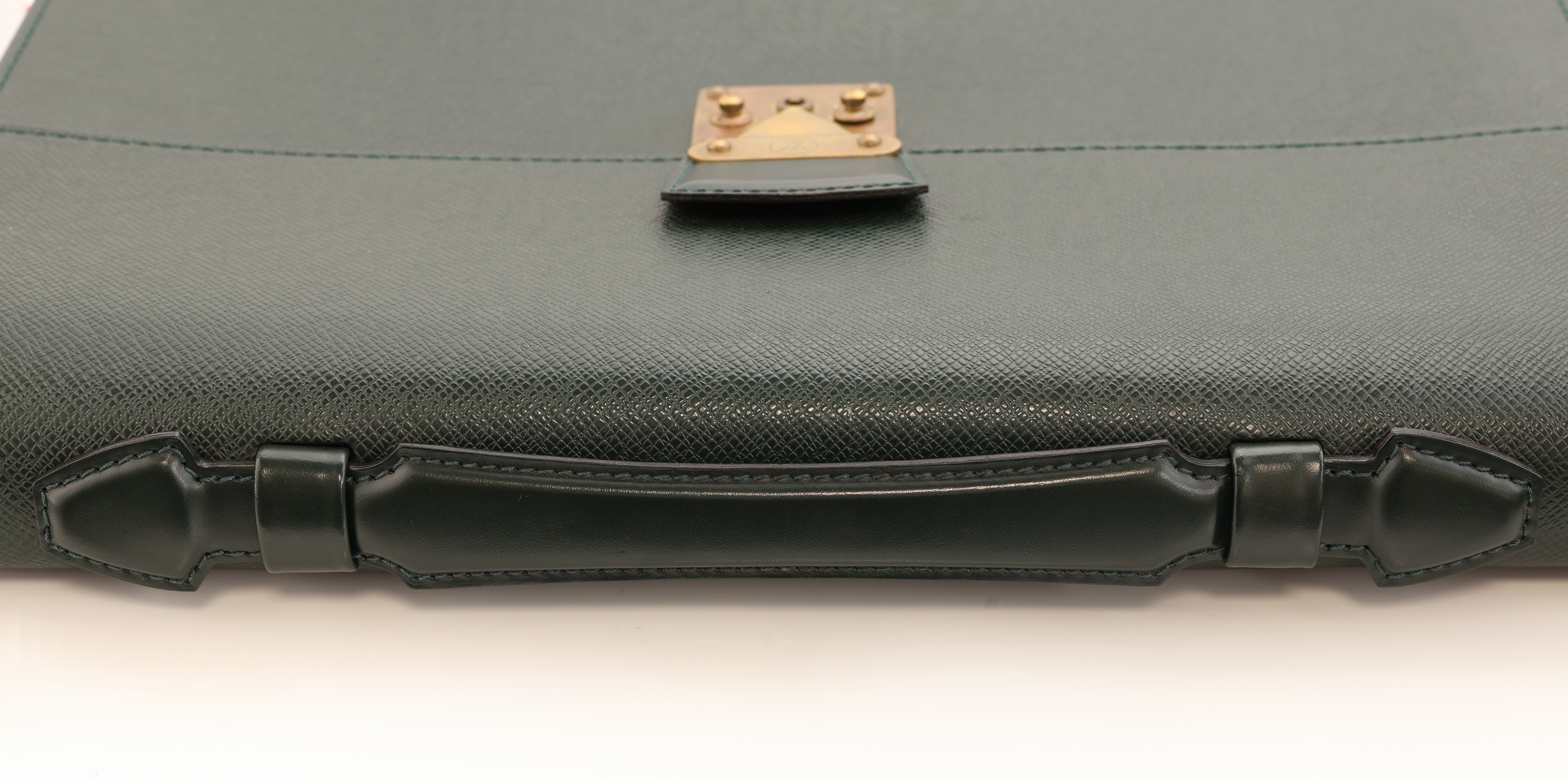 Detail c: LOUIS VUITTON Aktentasche, "Serviette Kourad", grünes Taiga Leder, Monturen verg., 1 Tragegriff, innen grünes Veloursleder, ca. 36 x 27 x ...