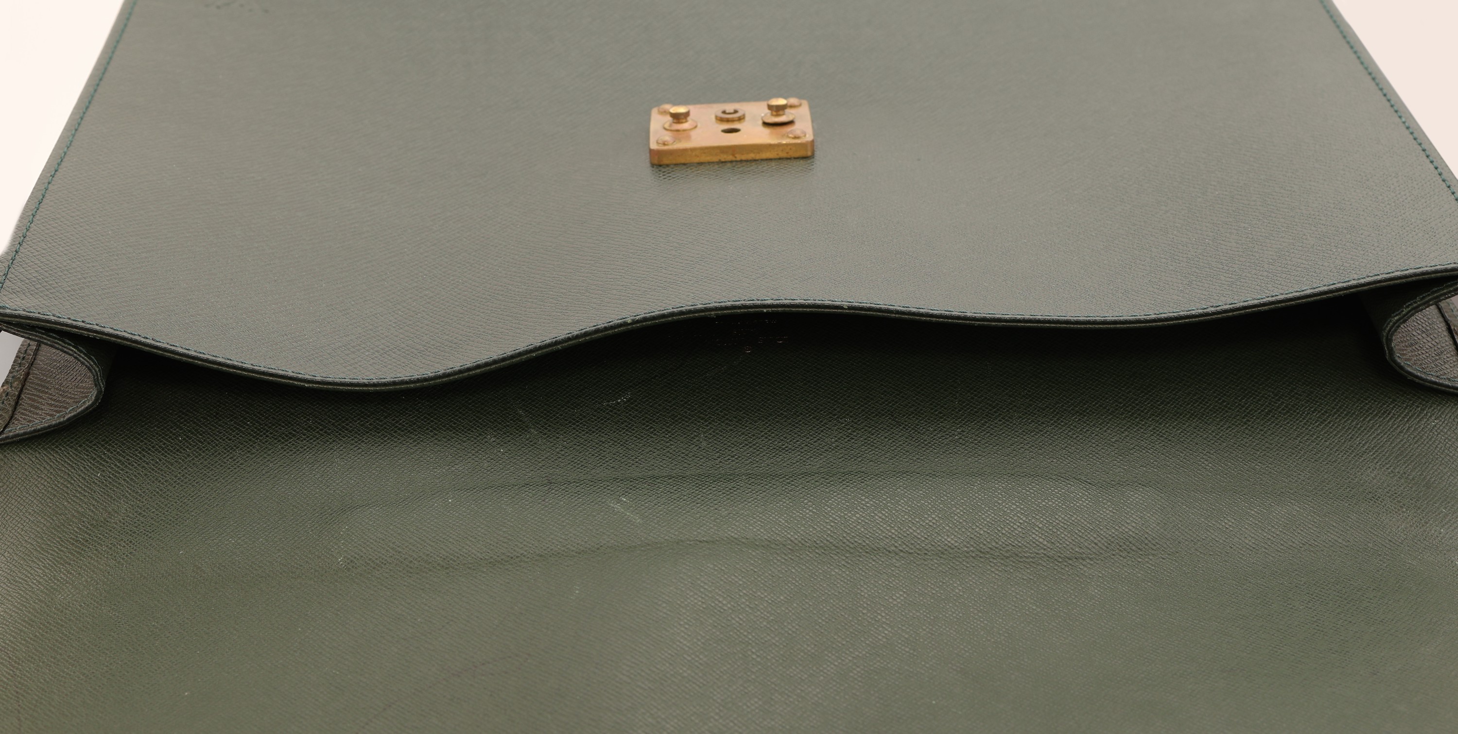 Detail e: LOUIS VUITTON Aktentasche, "Serviette Kourad", grünes Taiga Leder, Monturen verg., 1 Tragegriff, innen grünes Veloursleder, ca. 36 x 27 x ...