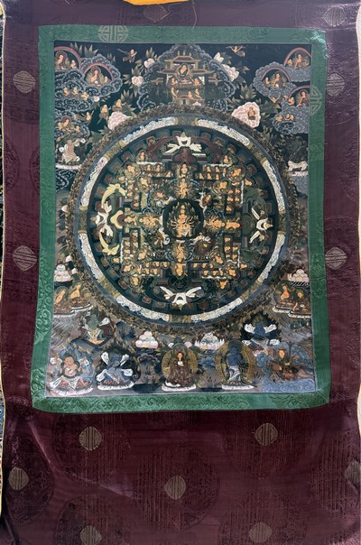 Image Thangka alt, Tibet, Mitte 20.Jhd, Malerei mit Seidenumrandung, ca. 95 x 62 cm, EHZ: 1-2 ...