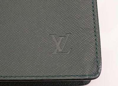 27075468b - LOUIS VUITTON Aktentasche, ´Serviette Kourad´, grünes Taiga Leder, Monturen verg., 1 ...
