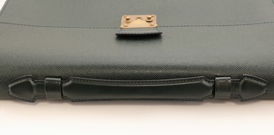 27075468c - LOUIS VUITTON Aktentasche, ´Serviette Kourad´, grünes Taiga Leder, Monturen verg., 1 ...