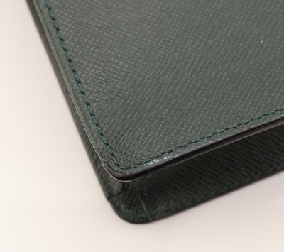 27075468d - LOUIS VUITTON Aktentasche, ´Serviette Kourad´, grünes Taiga Leder, Monturen verg., 1 ...