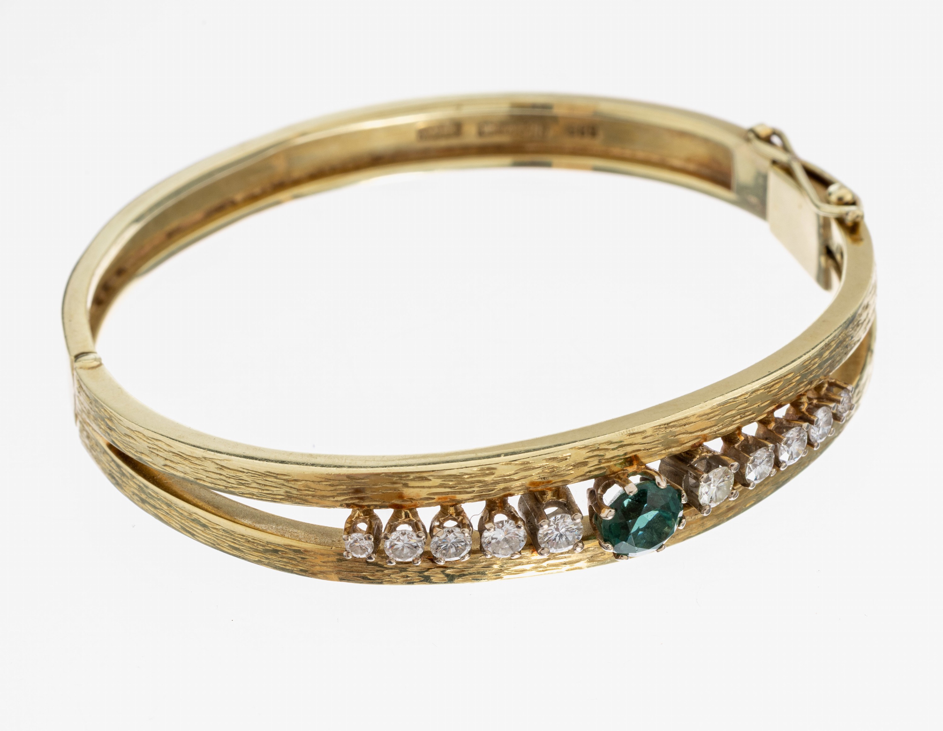 Detail a: 14 kt Gold Turmalin-Brillant-Armreif, GG 585/000, Oberfläche z.T. strukt., mittig ein rundfacett. Turmalin ca. 1.0 ct, 10 Brillantenzus. ca. 0.90 ...