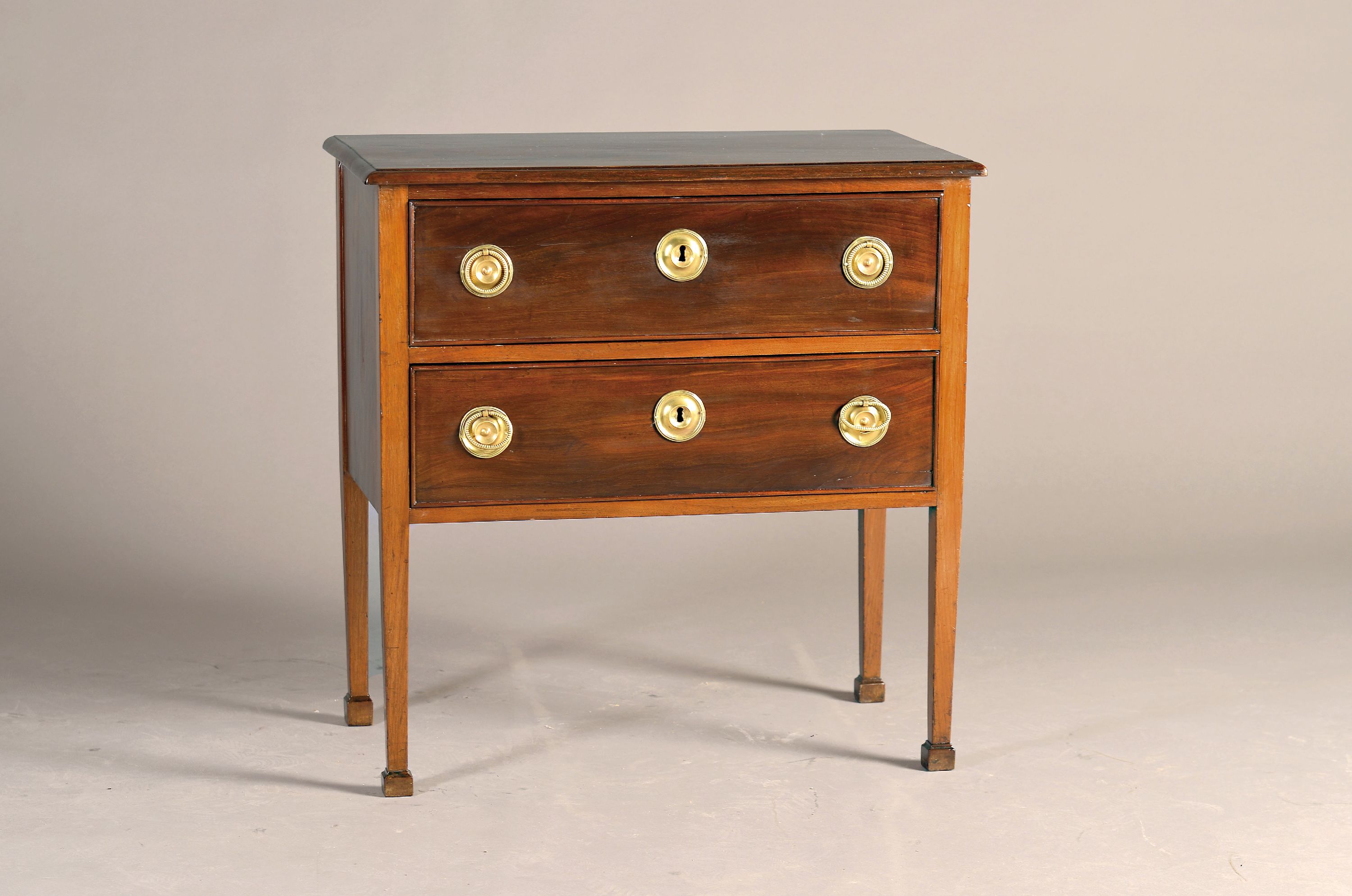 Kleine Louis-Seize-Kommode, wohl Frankreich, um 1780, Mahagoni z.T. furniert, zwei Schubladen, Messingbeschläge, ca. 74 x 73 x 40.5 cm, EZ 2-3
