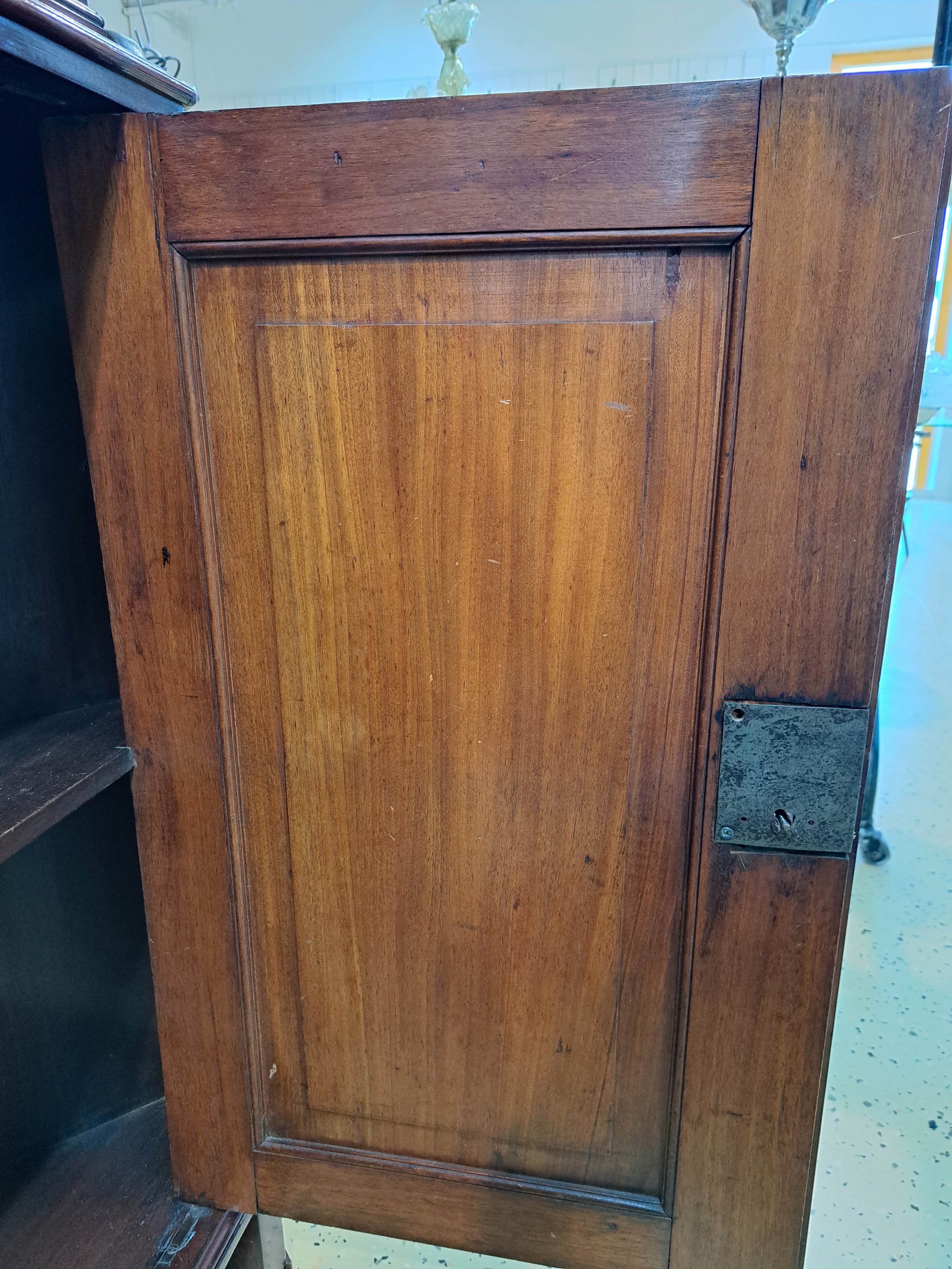 Detail i: Eckschrank, Biedermeier, norddeutsch, um 1820, Mahagoni massiv, z.T. Furnier, zweiteilig, Unterteil zweitürig mit Einlegeboden, Schloss defekt, ...