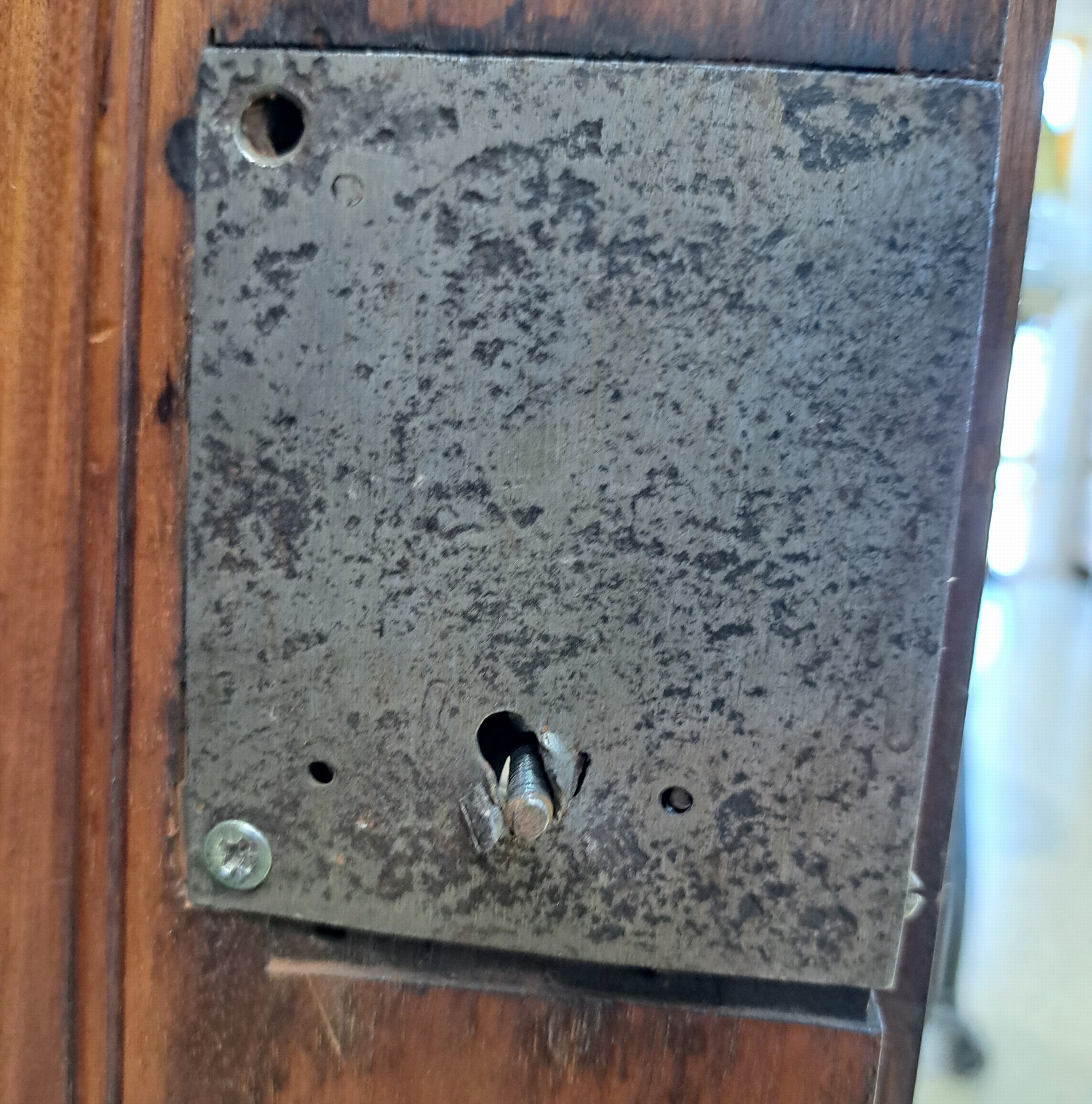 Detail j: Eckschrank, Biedermeier, norddeutsch, um 1820, Mahagoni massiv, z.T. Furnier, zweiteilig, Unterteil zweitürig mit Einlegeboden, Schloss defekt, ...