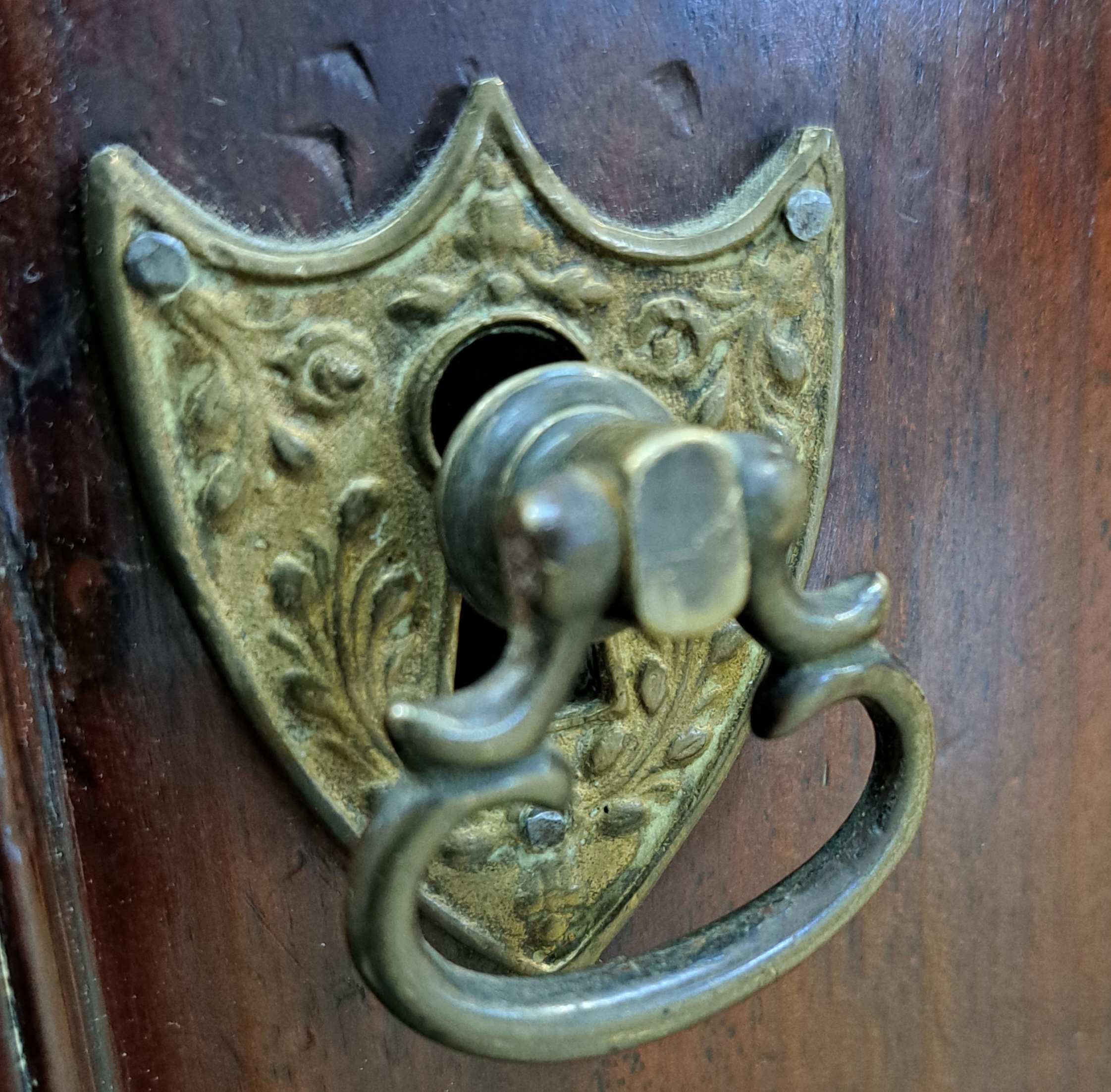 Detail k: Eckschrank, Biedermeier, norddeutsch, um 1820, Mahagoni massiv, z.T. Furnier, zweiteilig, Unterteil zweitürig mit Einlegeboden, Schloss defekt, ...