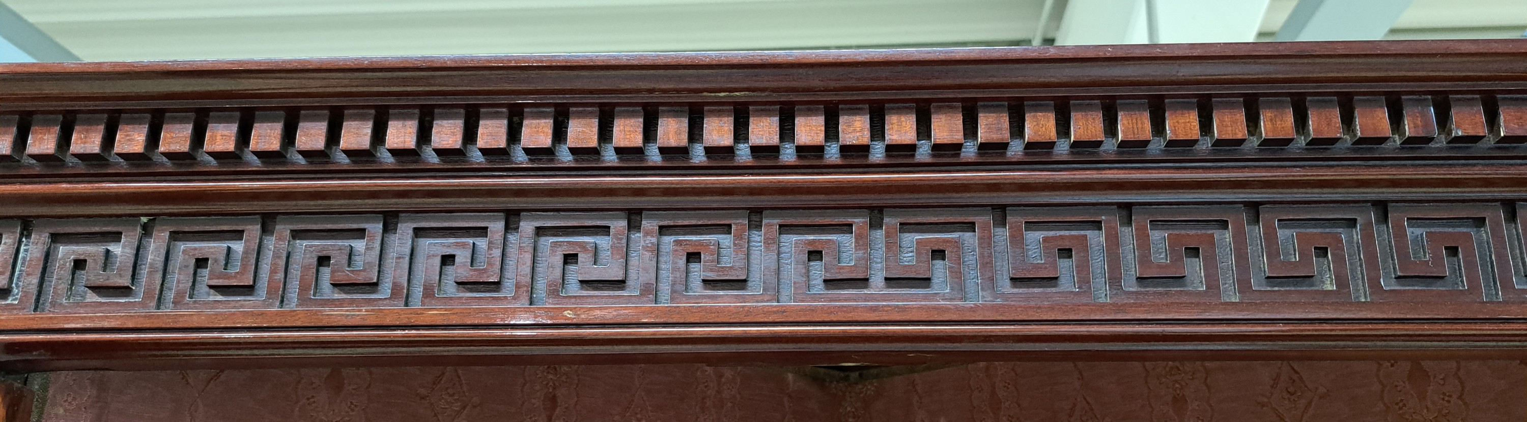 Detail l: Eckschrank, Biedermeier, norddeutsch, um 1820, Mahagoni massiv, z.T. Furnier, zweiteilig, Unterteil zweitürig mit Einlegeboden, Schloss defekt, ...
