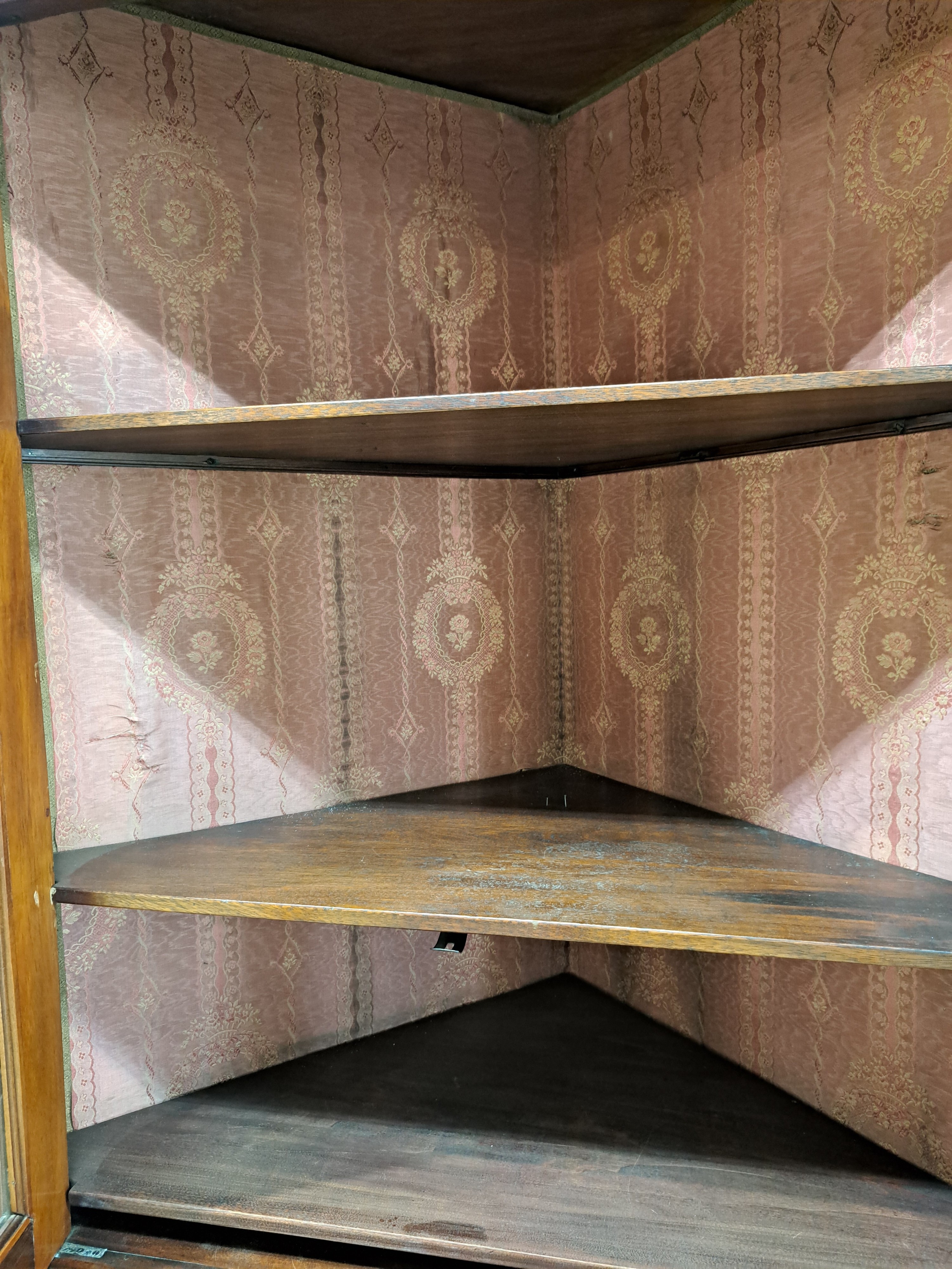 Detail m: Eckschrank, Biedermeier, norddeutsch, um 1820, Mahagoni massiv, z.T. Furnier, zweiteilig, Unterteil zweitürig mit Einlegeboden, Schloss defekt, ...
