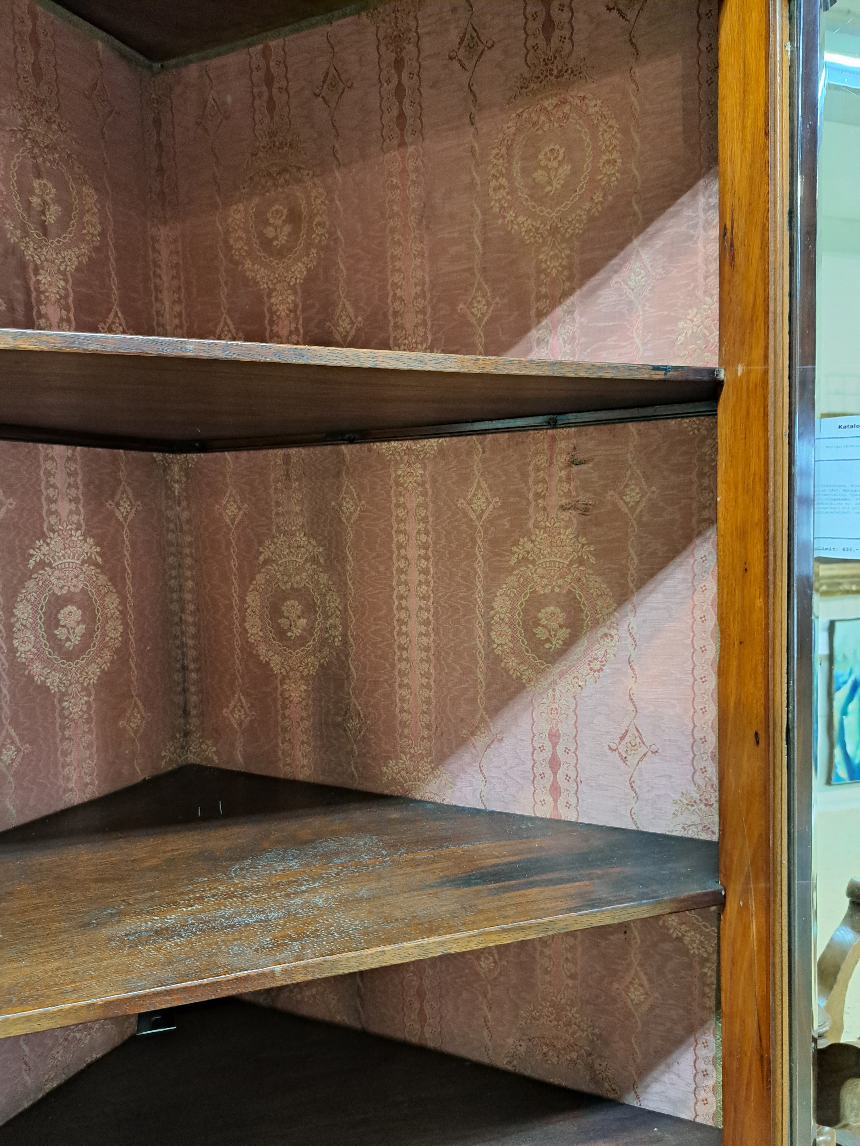 Detail n: Eckschrank, Biedermeier, norddeutsch, um 1820, Mahagoni massiv, z.T. Furnier, zweiteilig, Unterteil zweitürig mit Einlegeboden, Schloss defekt, ...