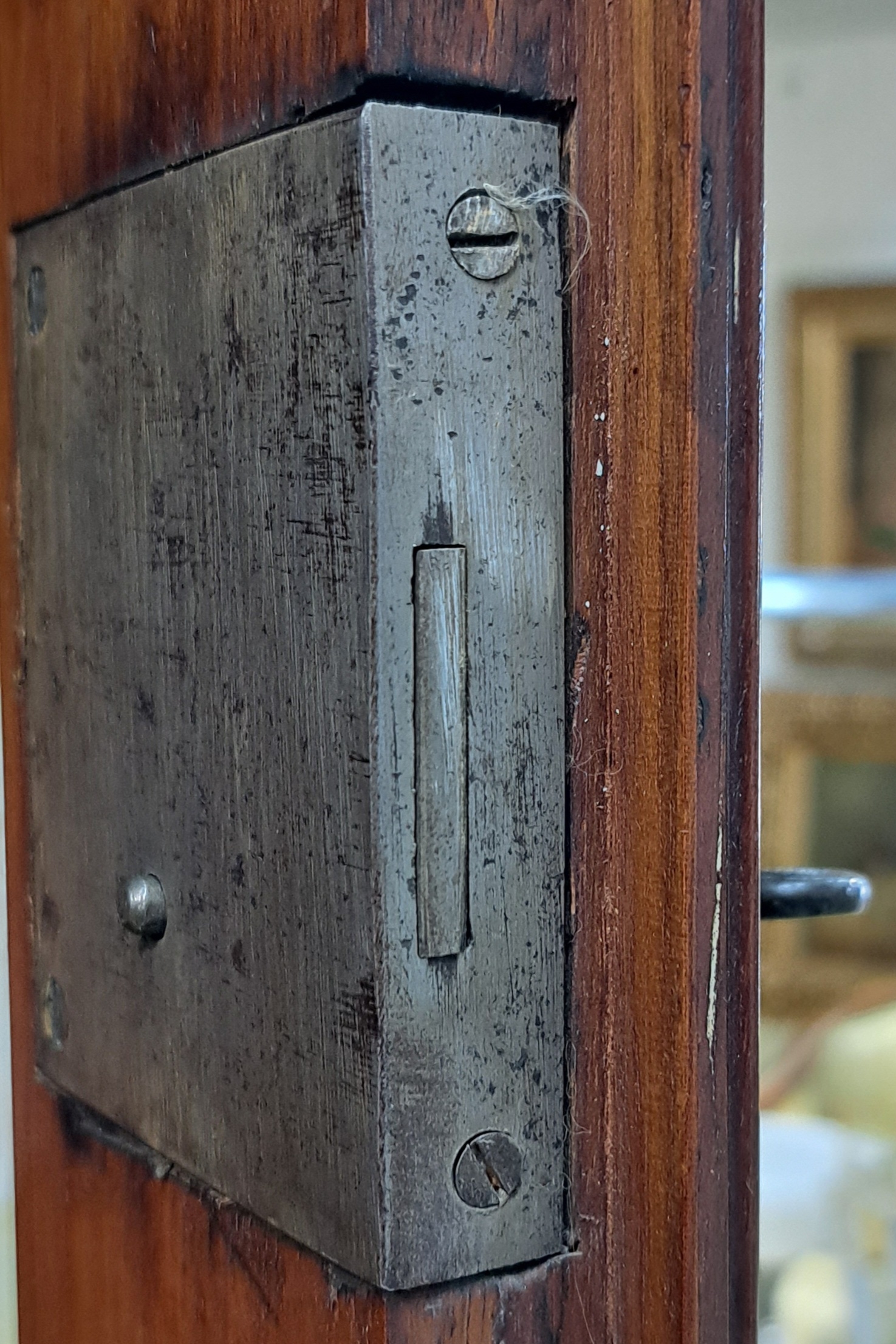 Detail o: Eckschrank, Biedermeier, norddeutsch, um 1820, Mahagoni massiv, z.T. Furnier, zweiteilig, Unterteil zweitürig mit Einlegeboden, Schloss defekt, ...